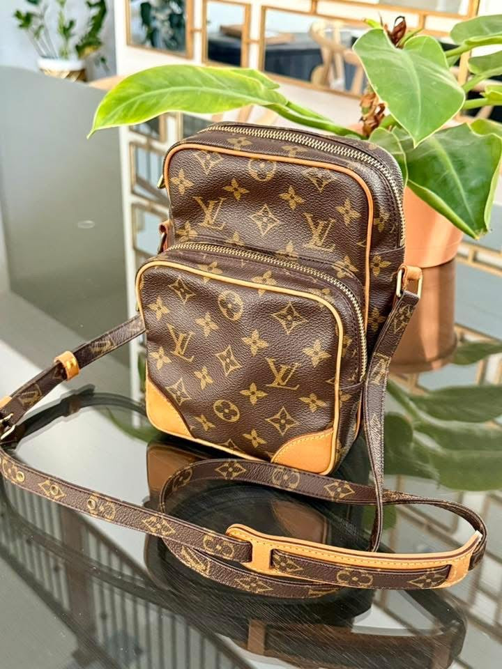 Amazon Crossbody Bag 🗓️ Year: 2000