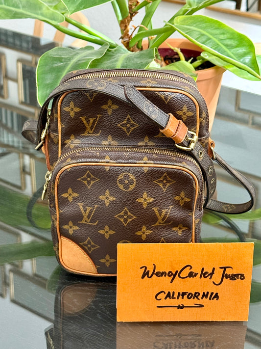 Amazon Crossbody Bag 
🗓️ Year: 2000