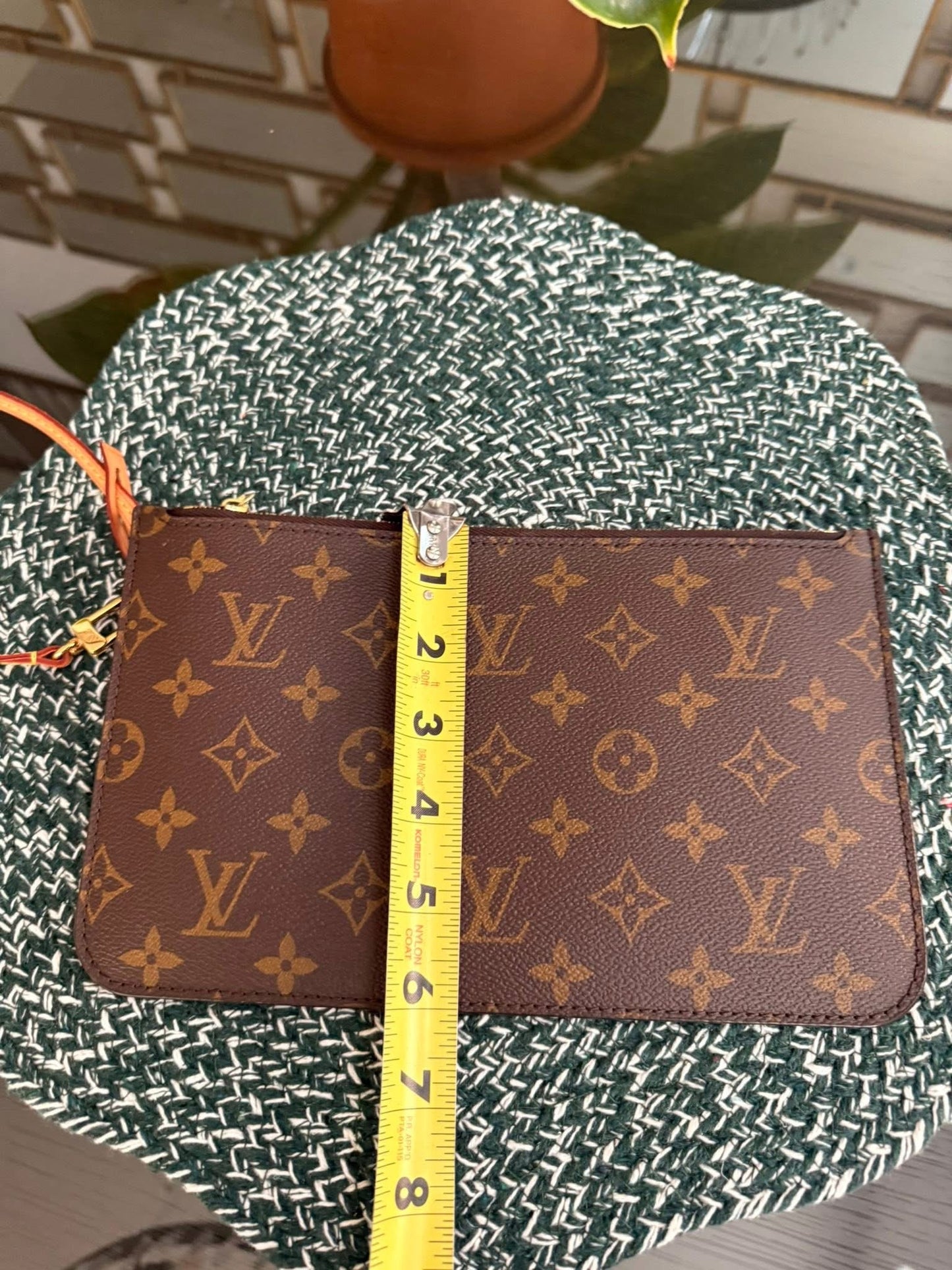 Neverfull MM/GM Pouch with Wriststrap 🗓️ Year: 2021