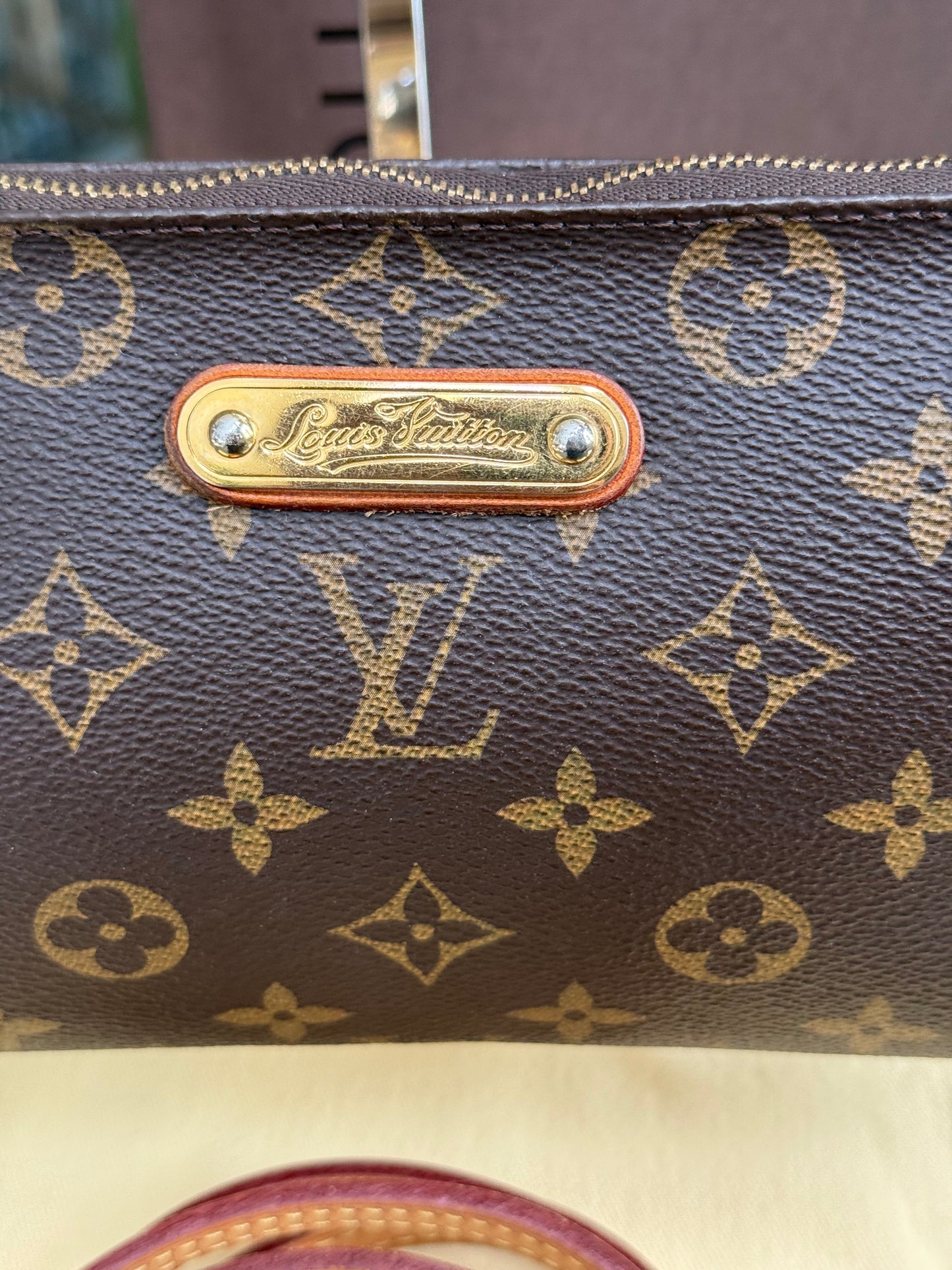 Eva Clutch Crossbody with Dustbag ￼and Box🗓️ Year: 2015