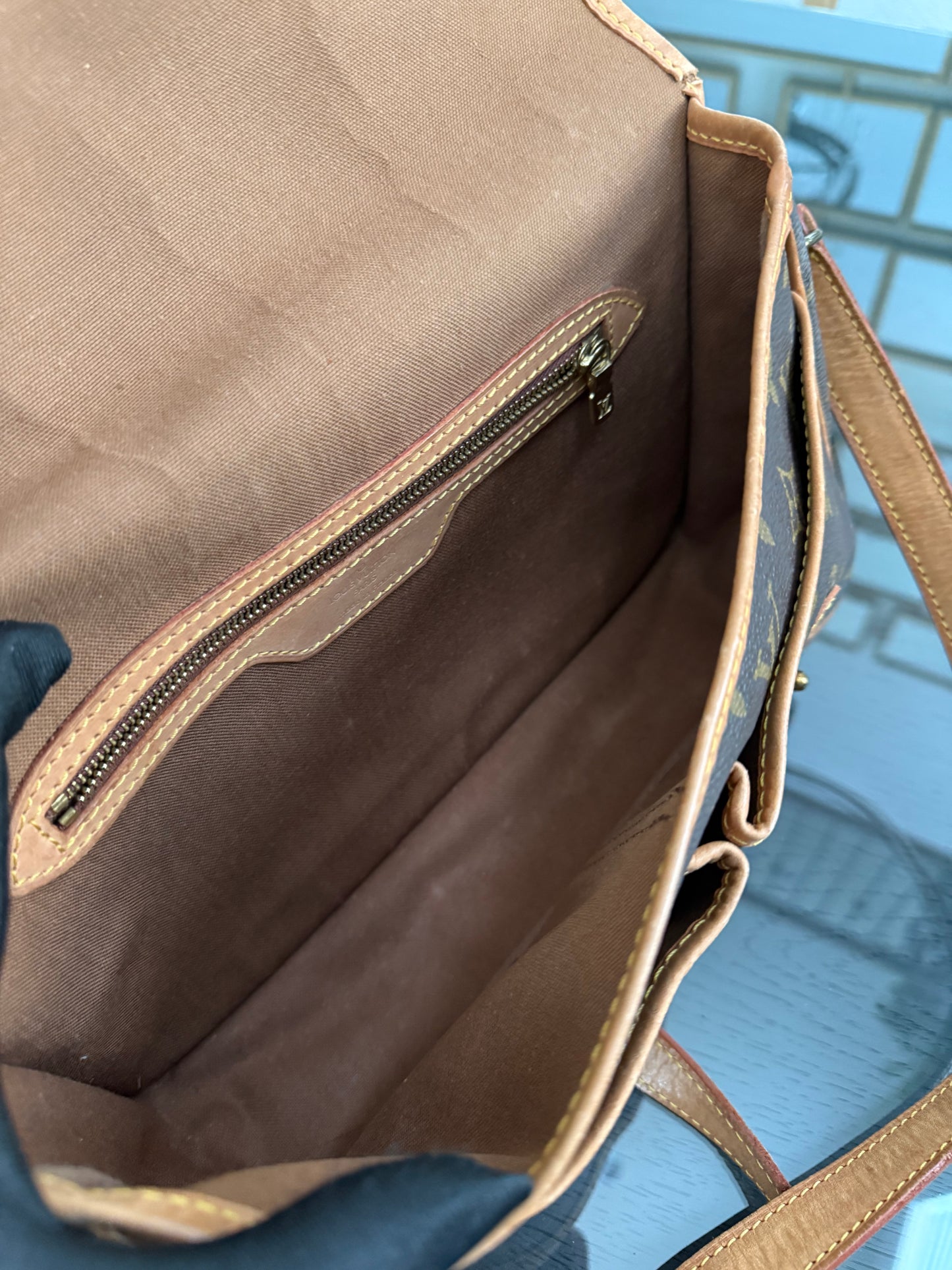 Gibeciere MM Crossbody Messenger -
📅 Year: 1991