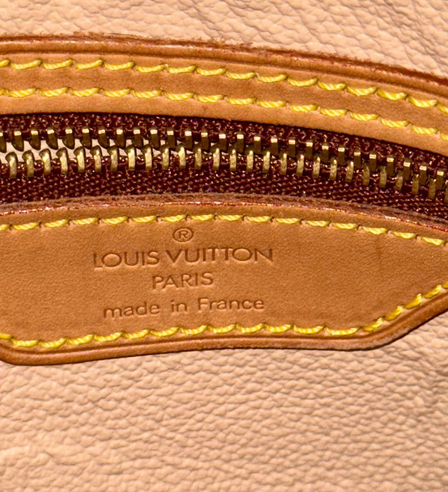 Petite Bucket in Monogram 🗓️ Year: 2000