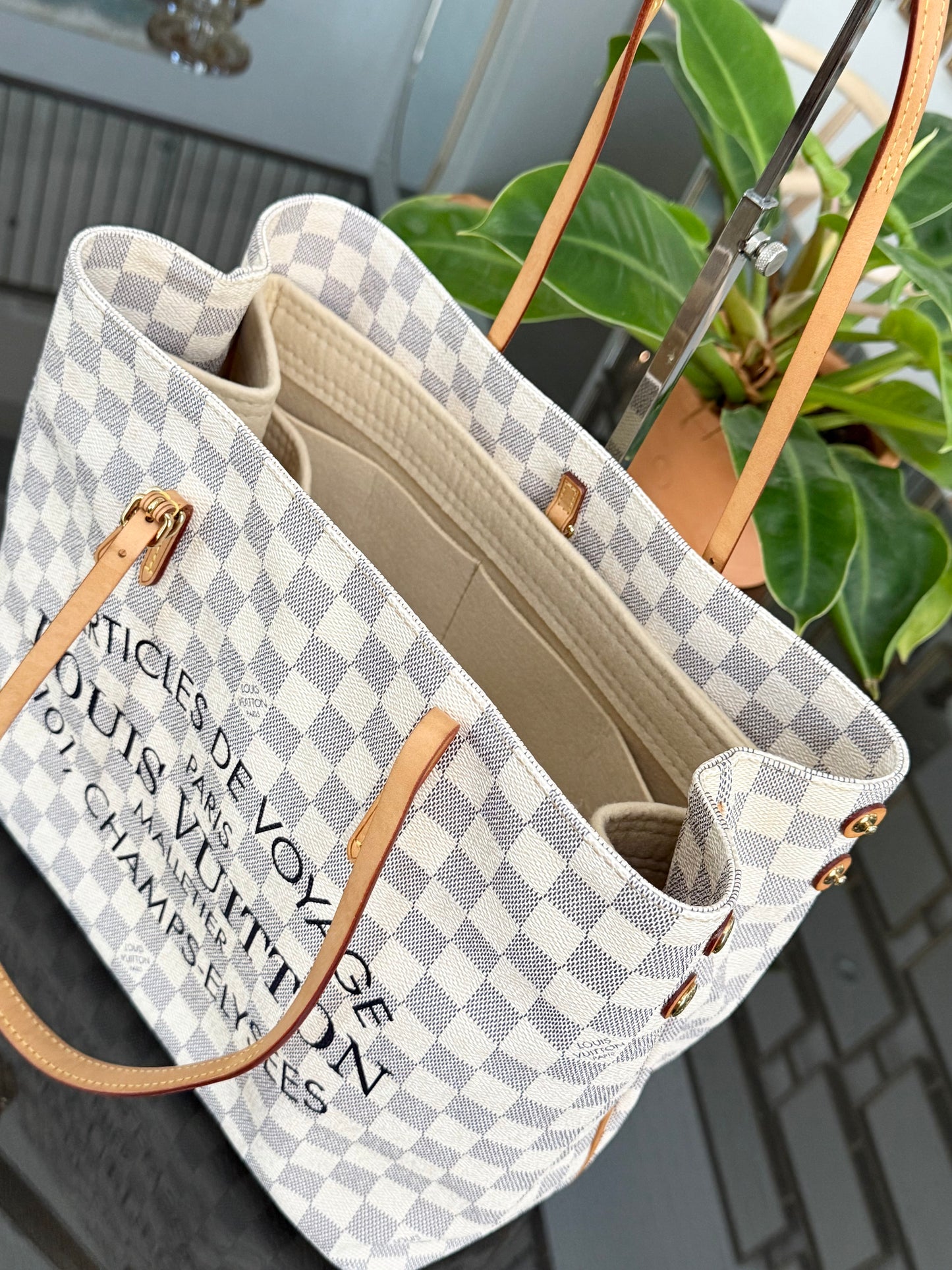 Cabas Adventure Tote MM Azur with Dustbag and Insert Organizer
🗓️ Year: 2014