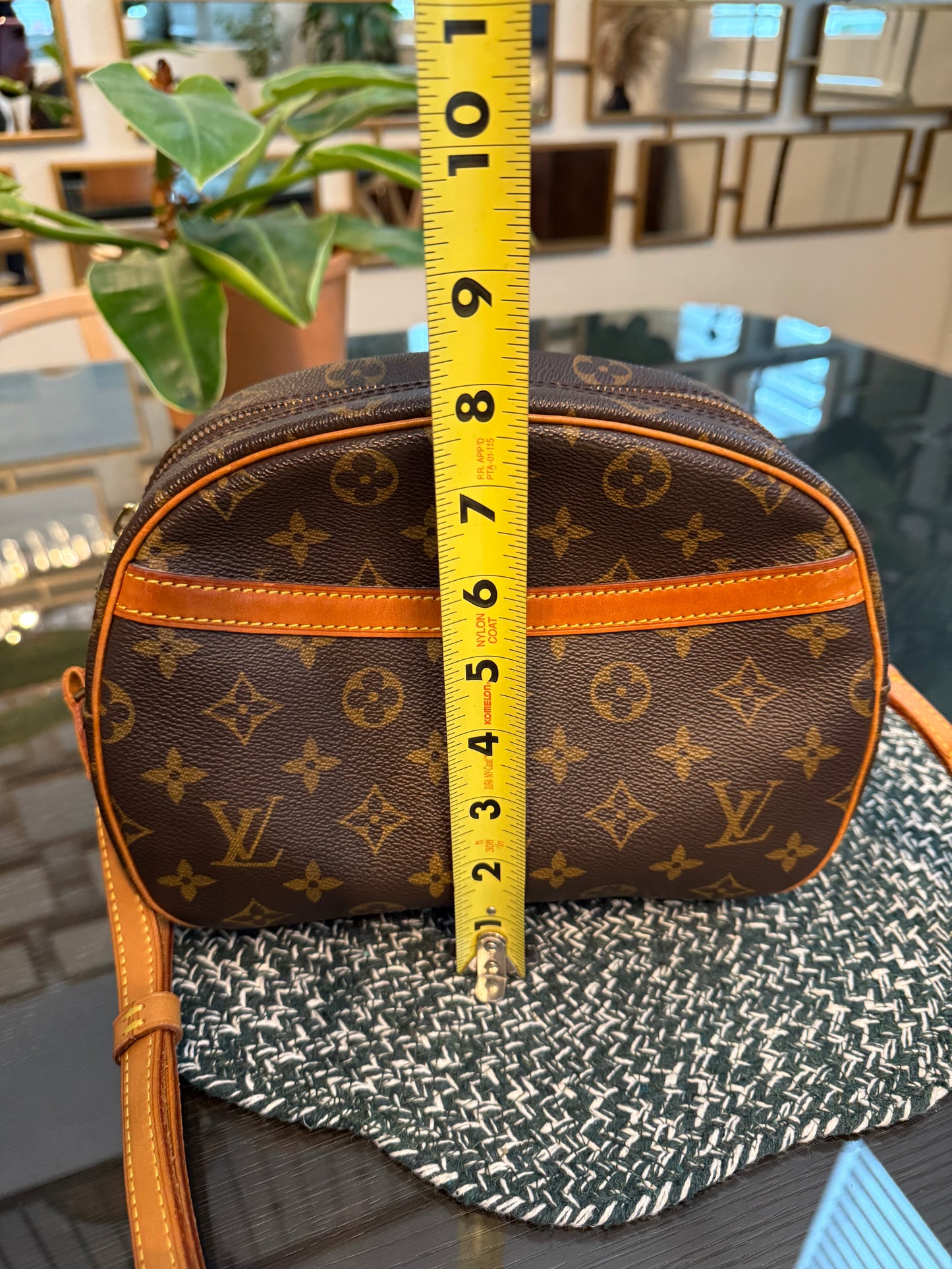 Blois Crossbody -🗓️ Year: 1995