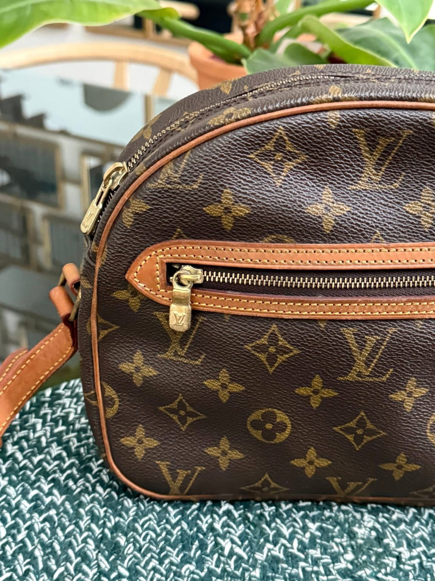 Senlis Crossbody - 🗓️ Year: 1991