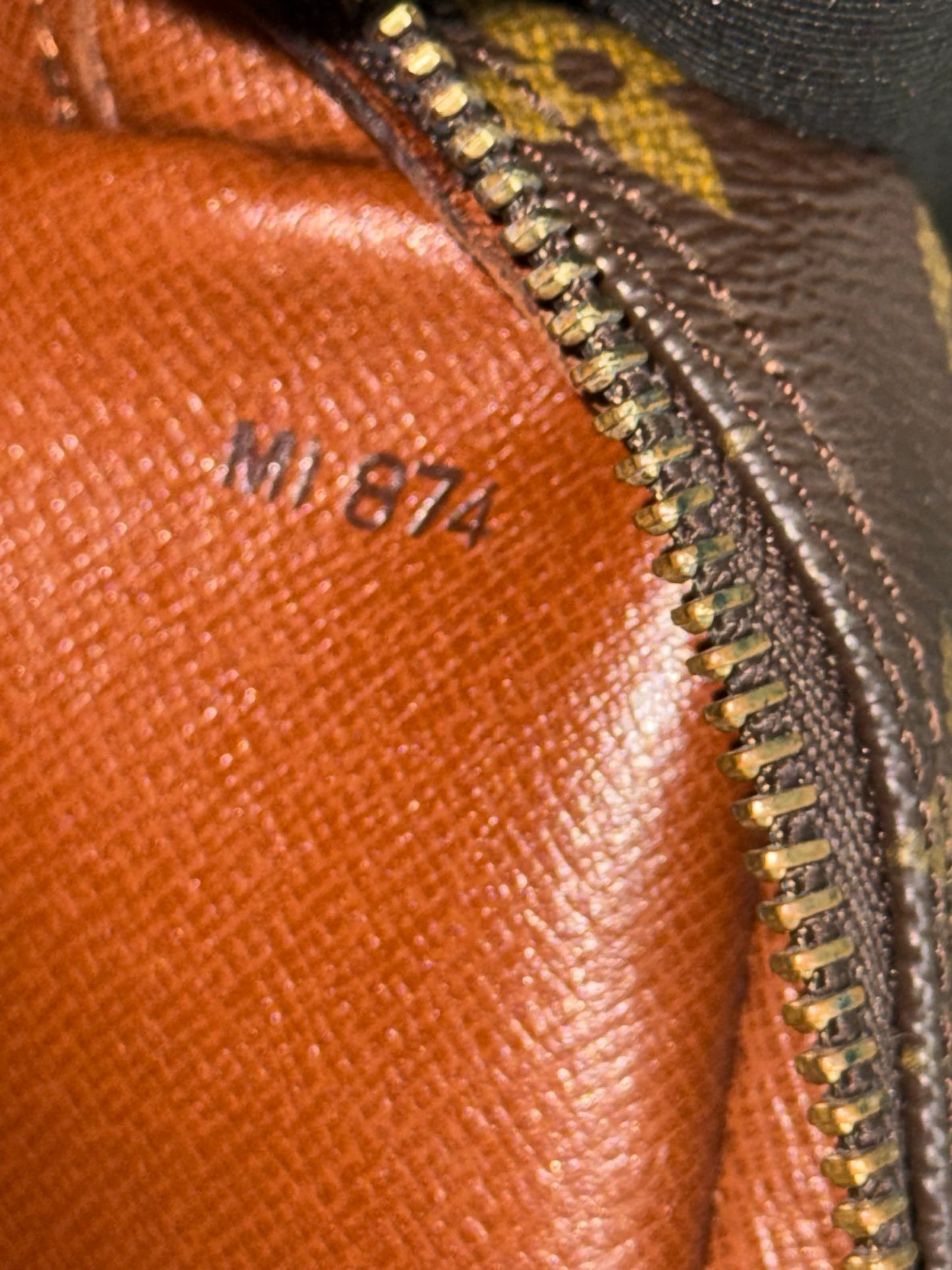 Jeaunefille GM Crossbody 📅 Year: 1987