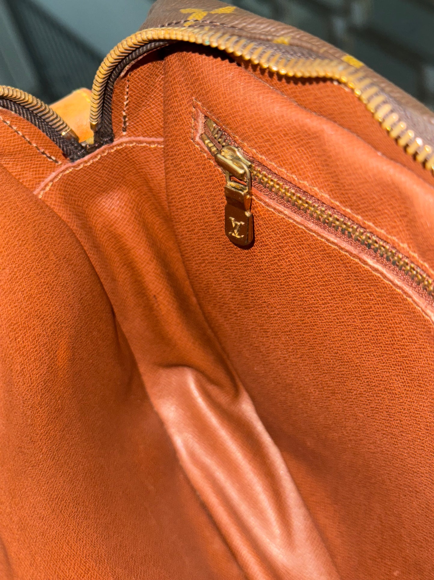 Jeaunefille GM Crossbody 📅 Year: 1989