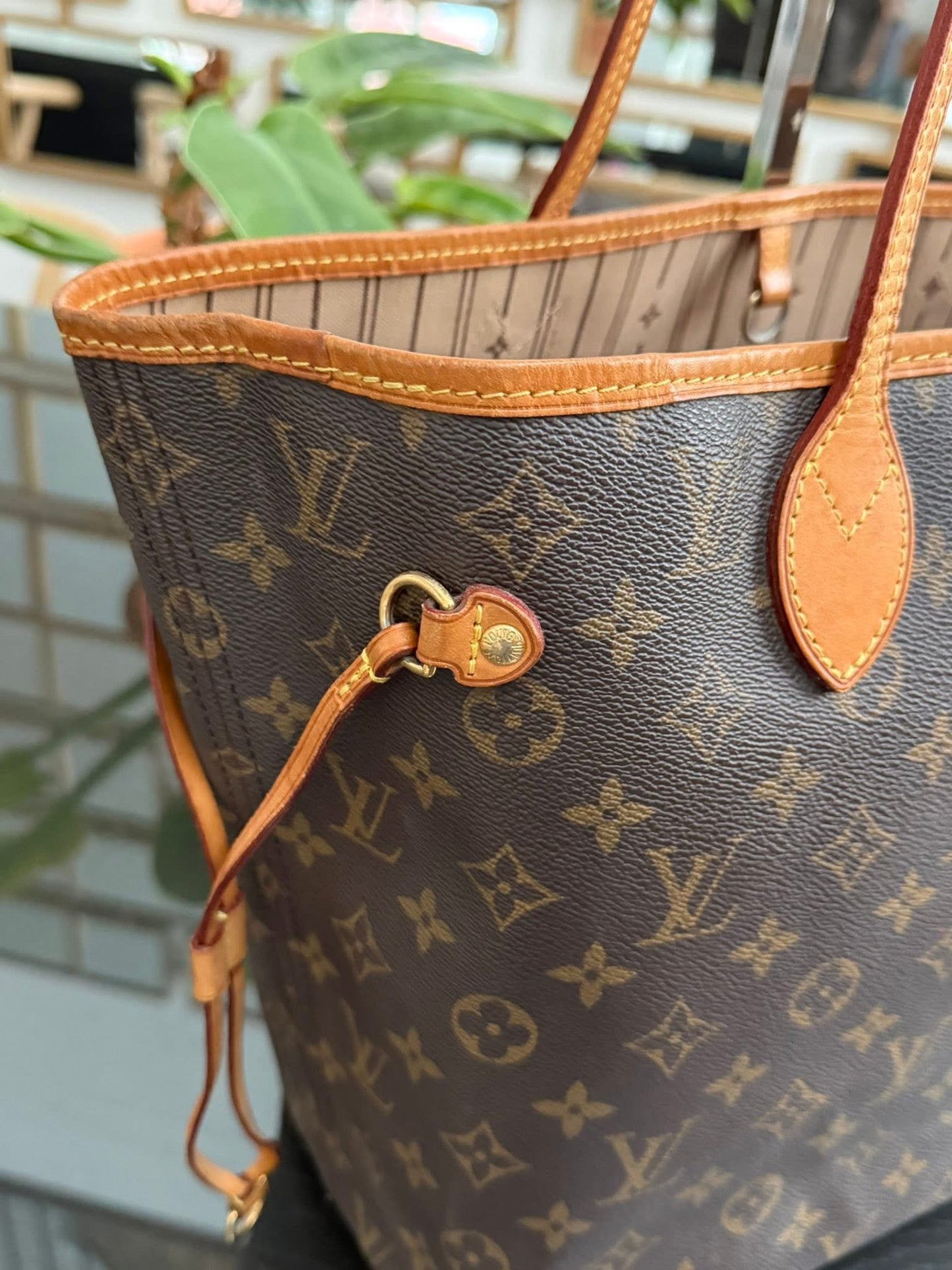 Neverfull MM with Dustbag and Insert Organizer 📅 Year: 2011