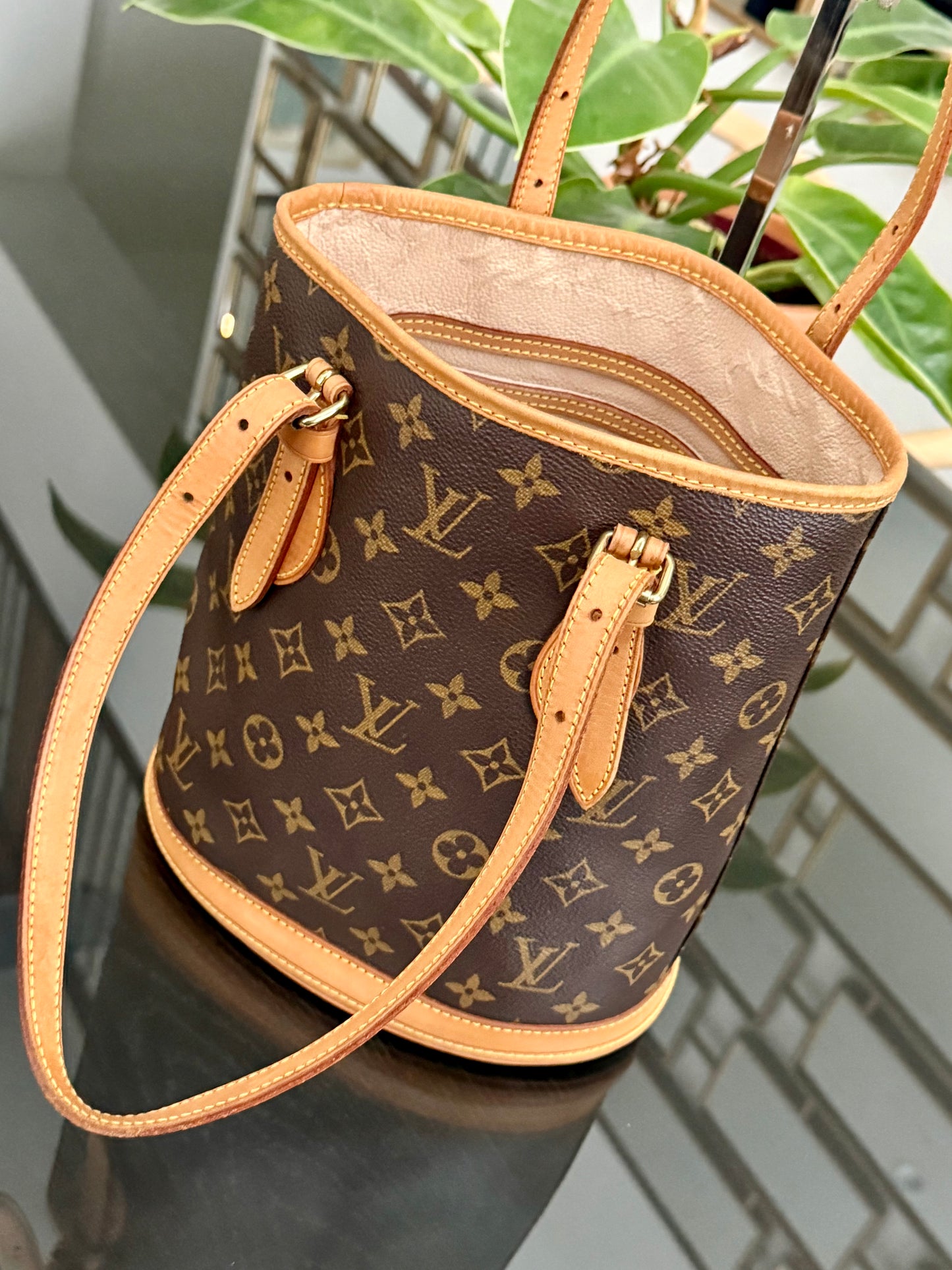 Petite Bucket in Monogram 🗓️ Year: 2000