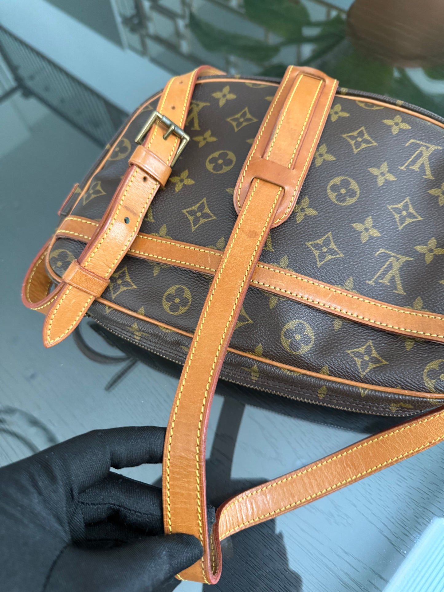 Jeaunefille GM Crossbody 📅 Year: 1989