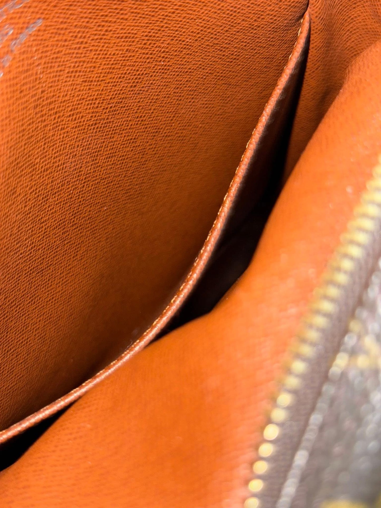 Amazon Crossbody Bag 🗓️ Year: 2000