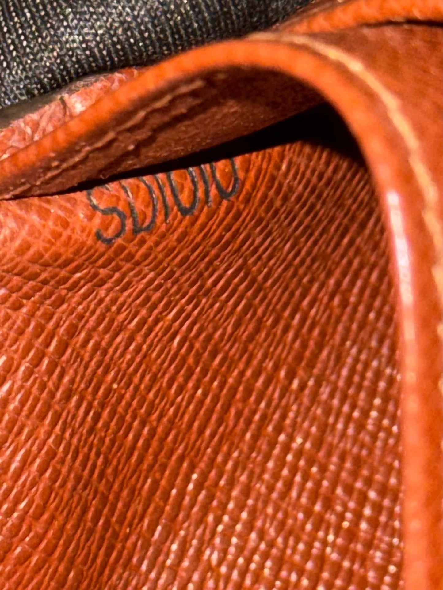 Kisslock Wallet in Monogram 🗓️ Year: 2000