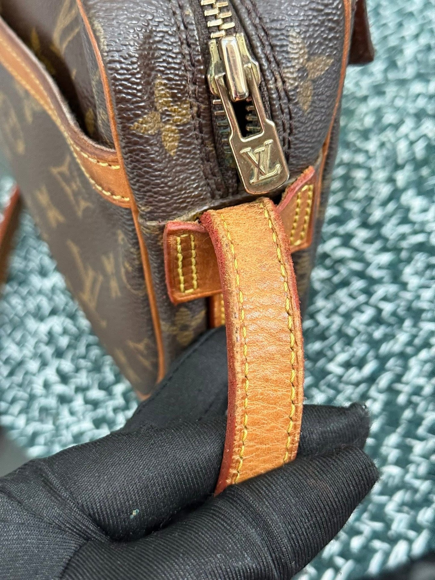 Jeaunefille MM Crossbody 📅 Year: 1989