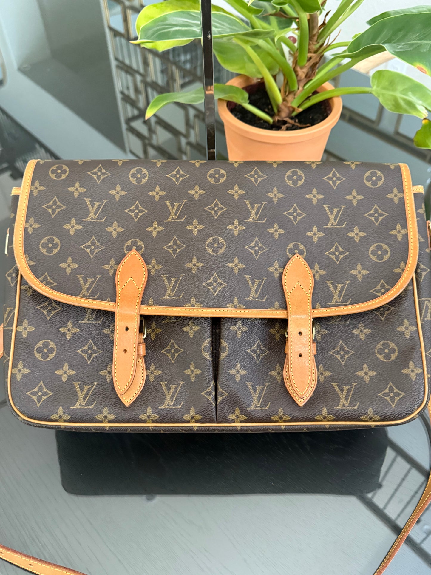 Gibeciere GM Messenger/ Crossbody Bag 📅 Year: 1994