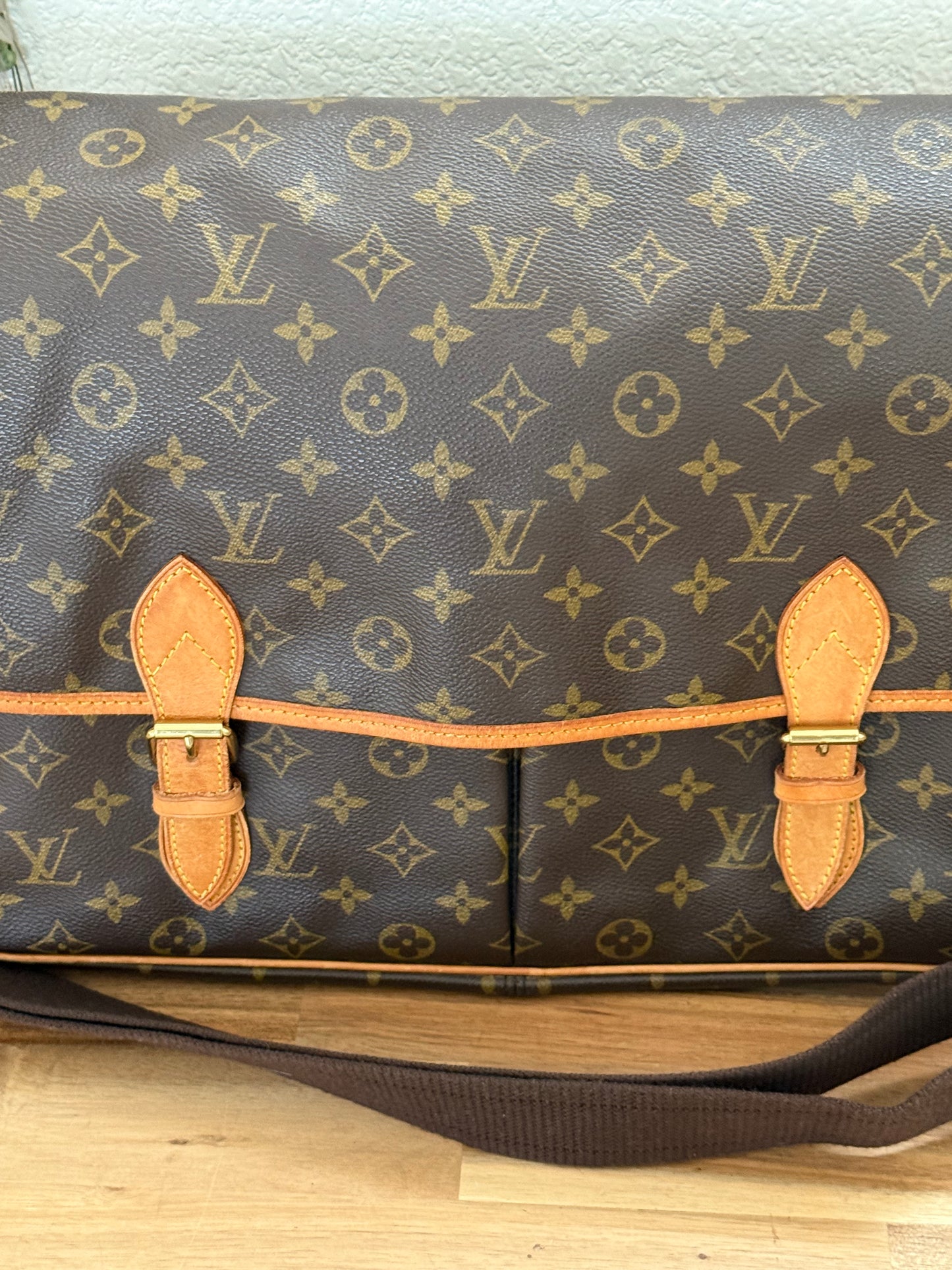 Gibeciere GM Crossbody - 📅 Year: 1997