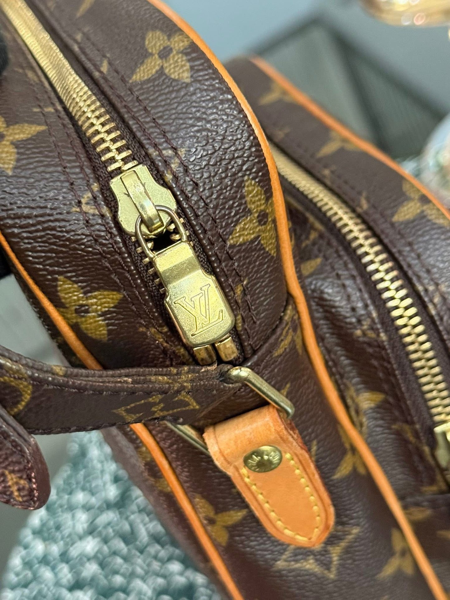 Amazon PM Crossbody 🗓️ Year: 2000