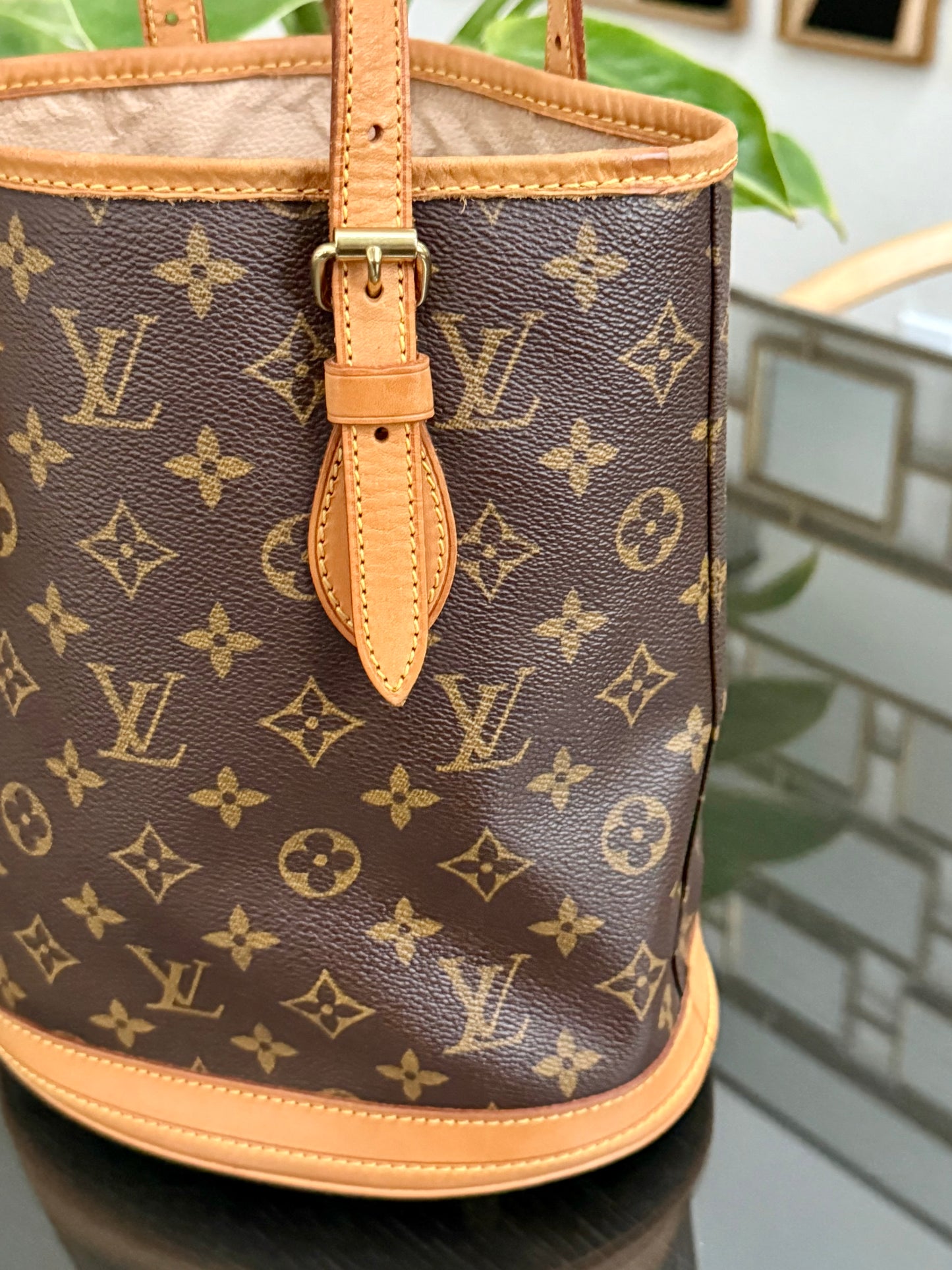 Petite Bucket in Monogram 🗓️ Year: 2000