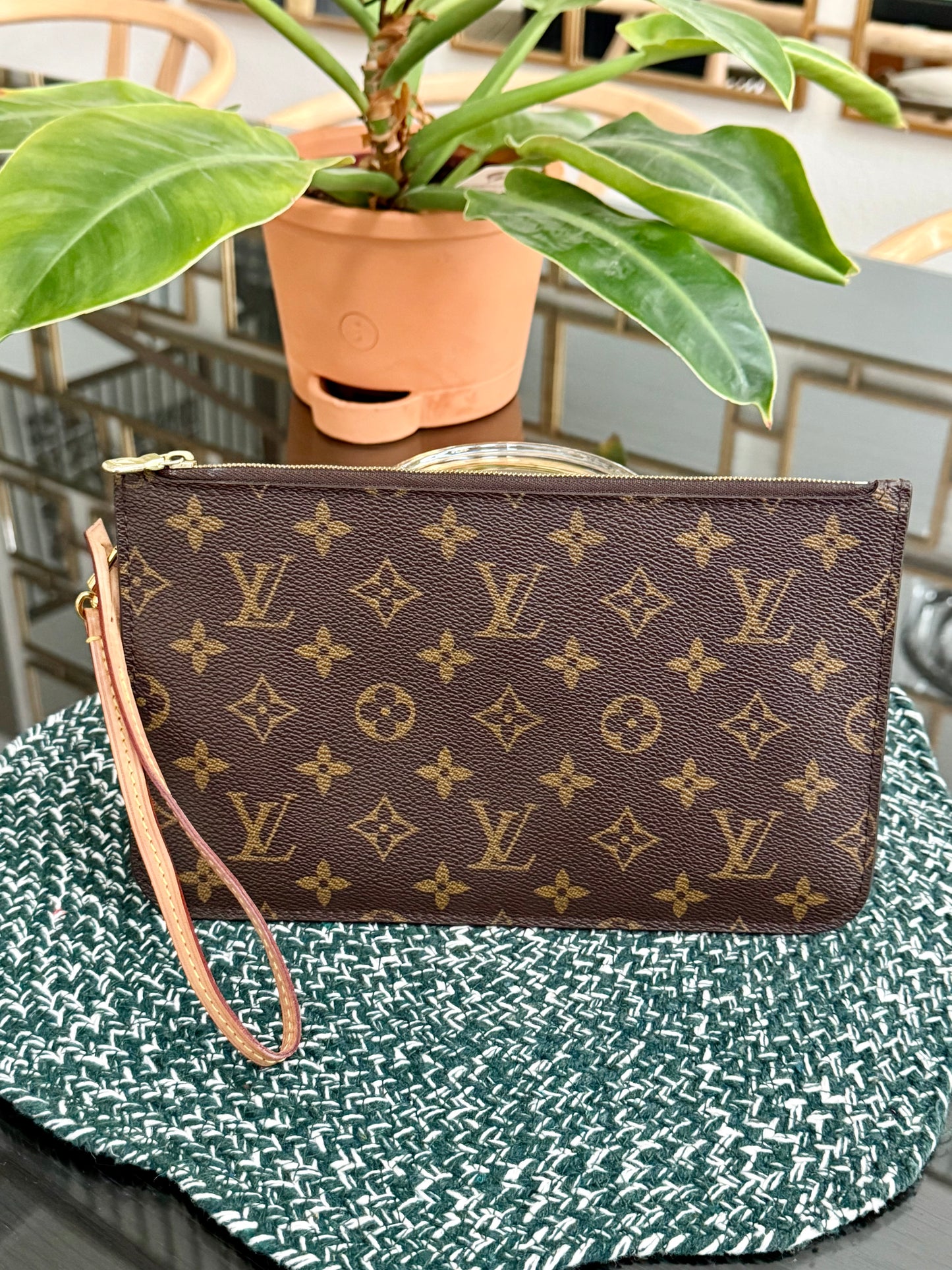 Neverfull MM/ GM Pouch with Wriststrap 🗓️ Year: 2020