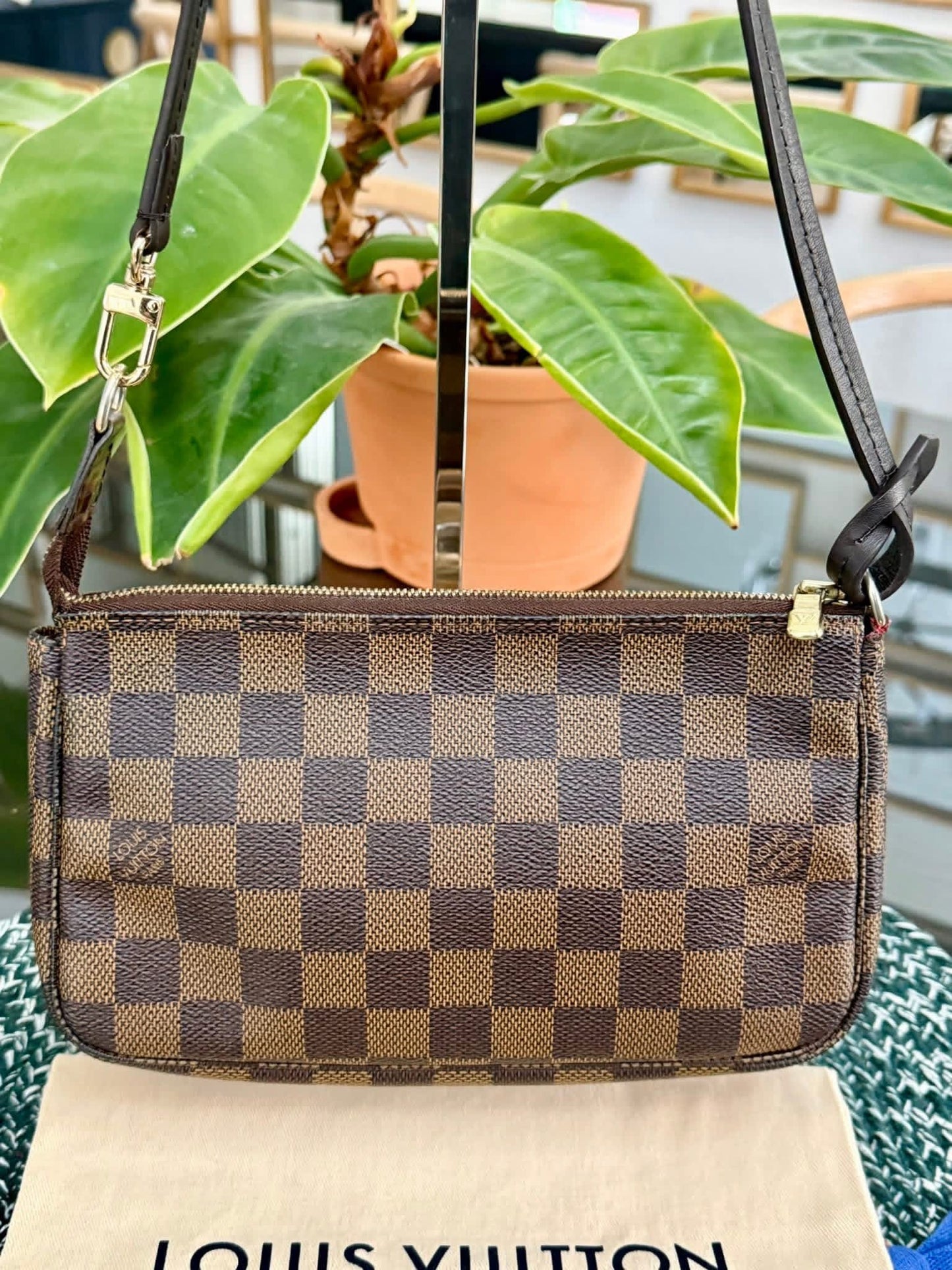 Pochette Accessories in DE with Non branded Strap 📅 Year: 2007