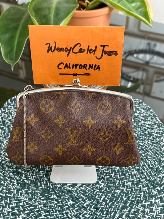 Vintage Monogram Kisslock Pouch🗓️