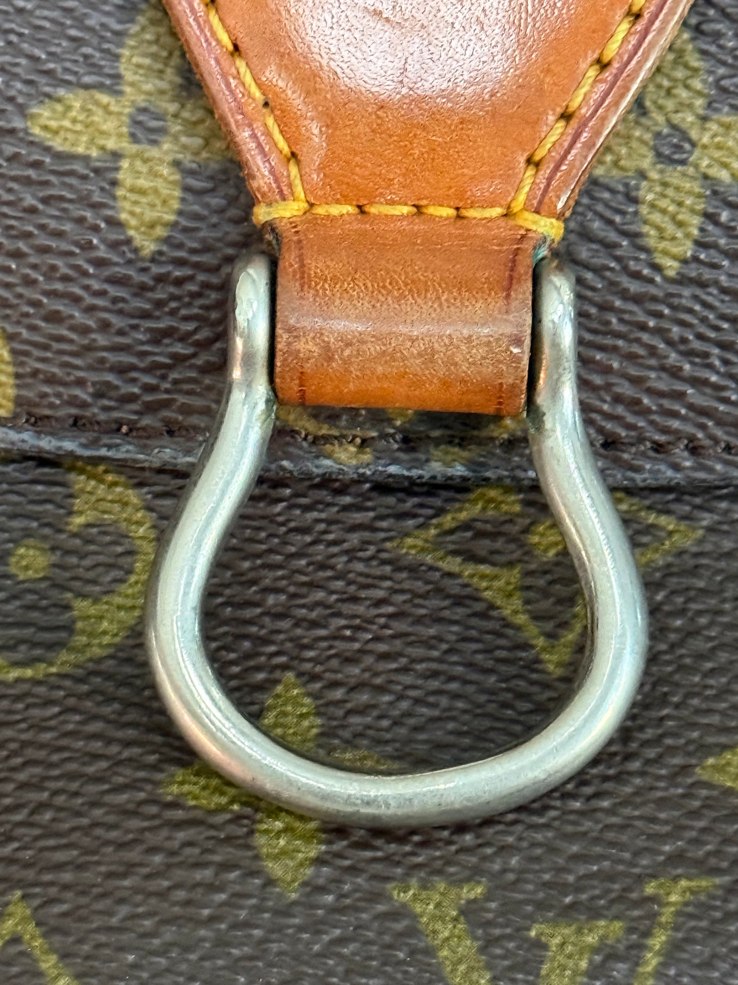 St. Cloud GM in Monogram 📅 Circa 80’s
💥No Peeling and No Stickiness💥