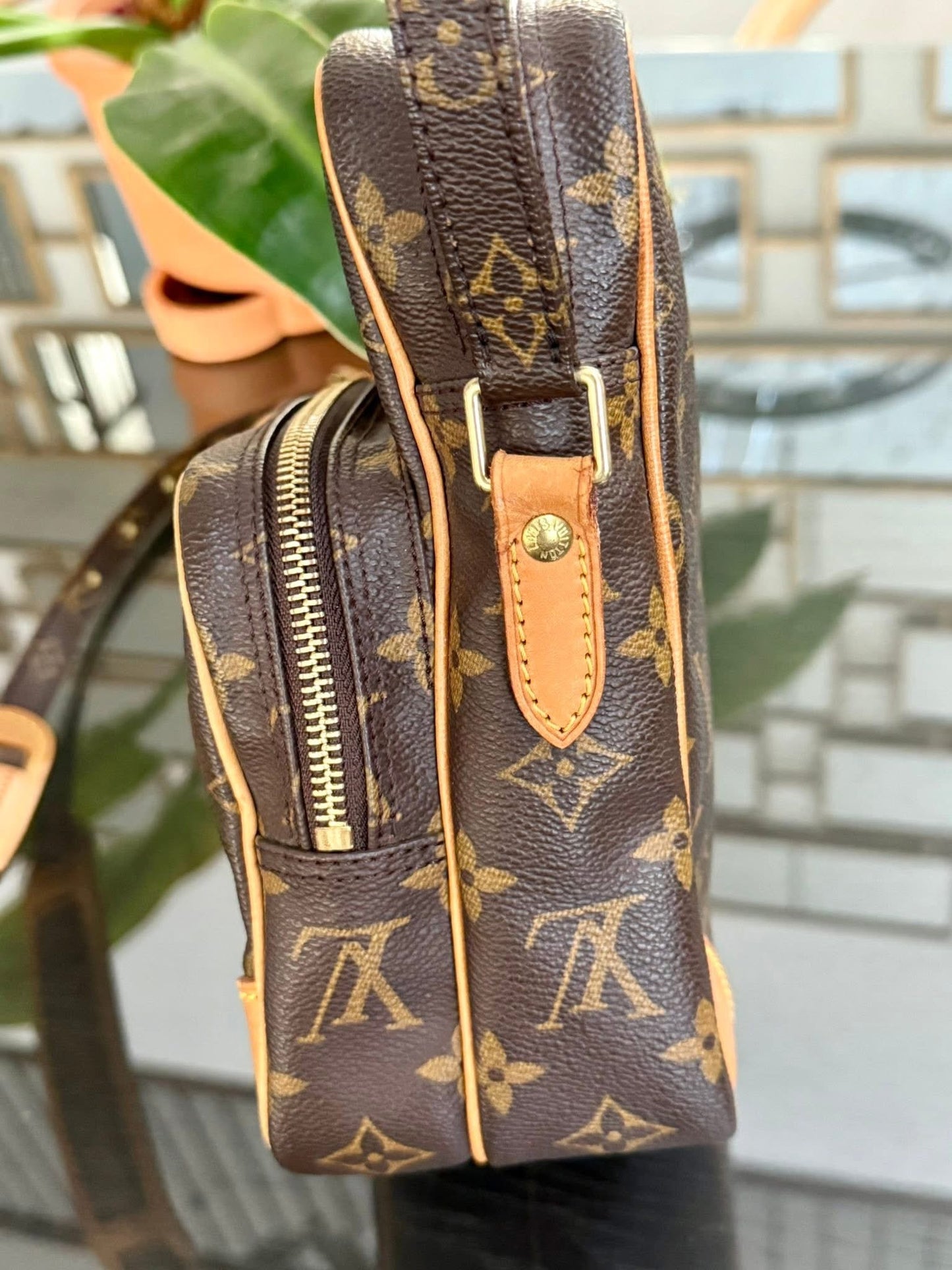 Amazon Crossbody Bag 🗓️ Year: 2000