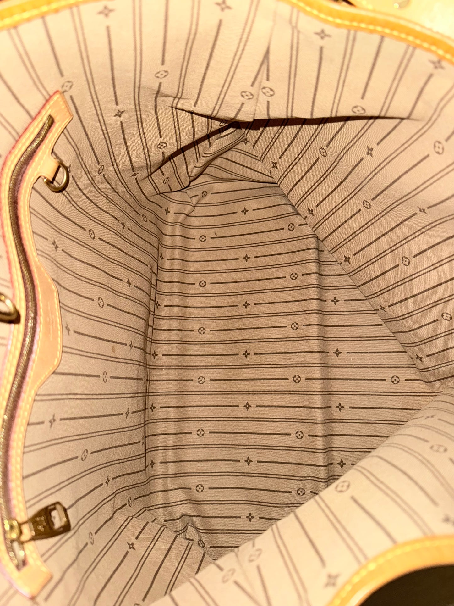 Delightful GM with Dustbag 🌹📅 Year: 2011