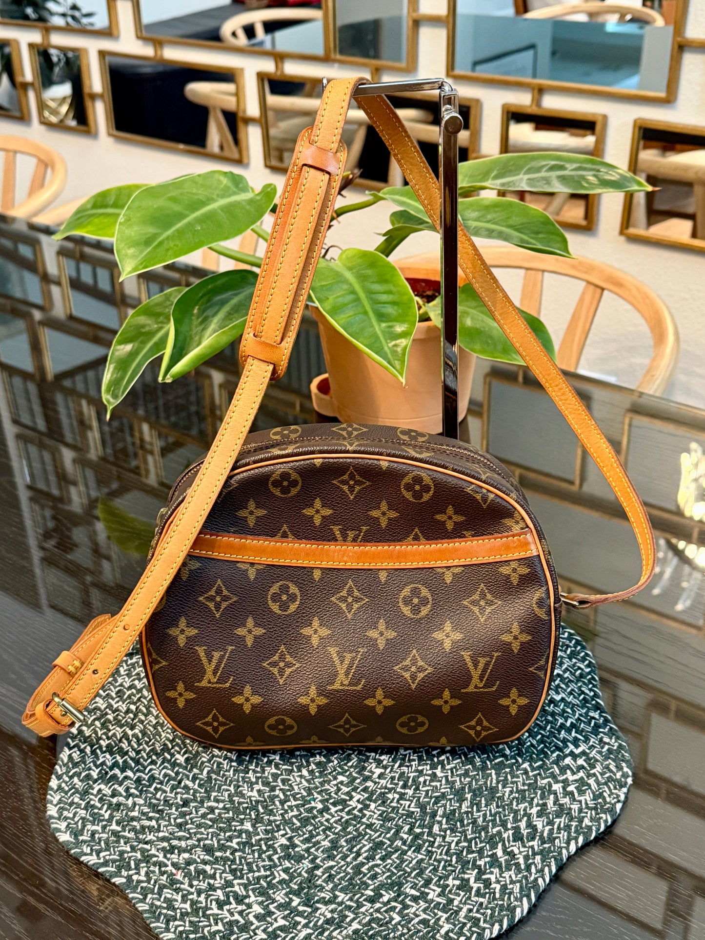 Blois Crossbody -🗓️ Year: 1995