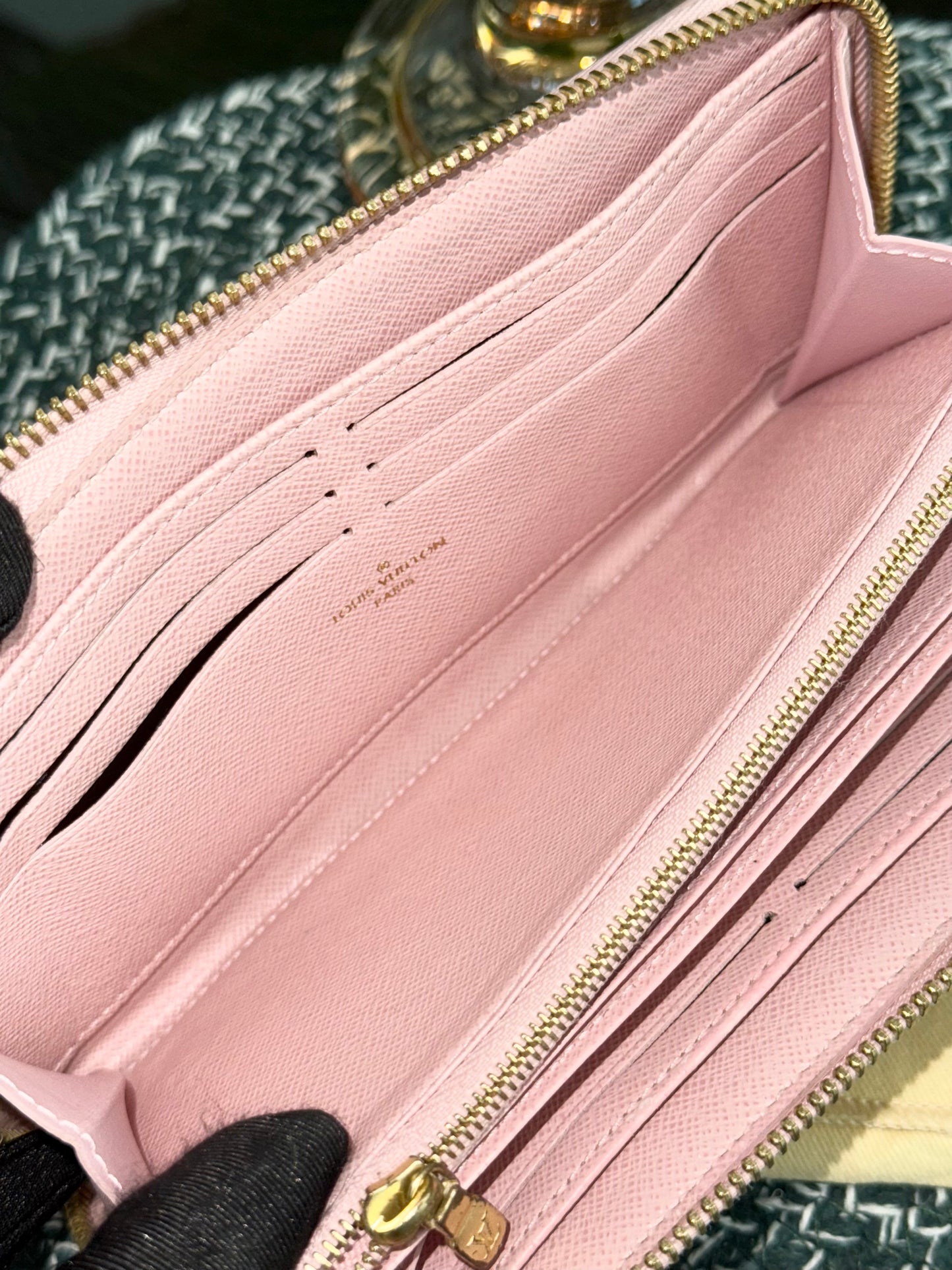 Zippy Long Wallet Azur in Rose Ballerine with Dustbag 🗓️ Year: 2018