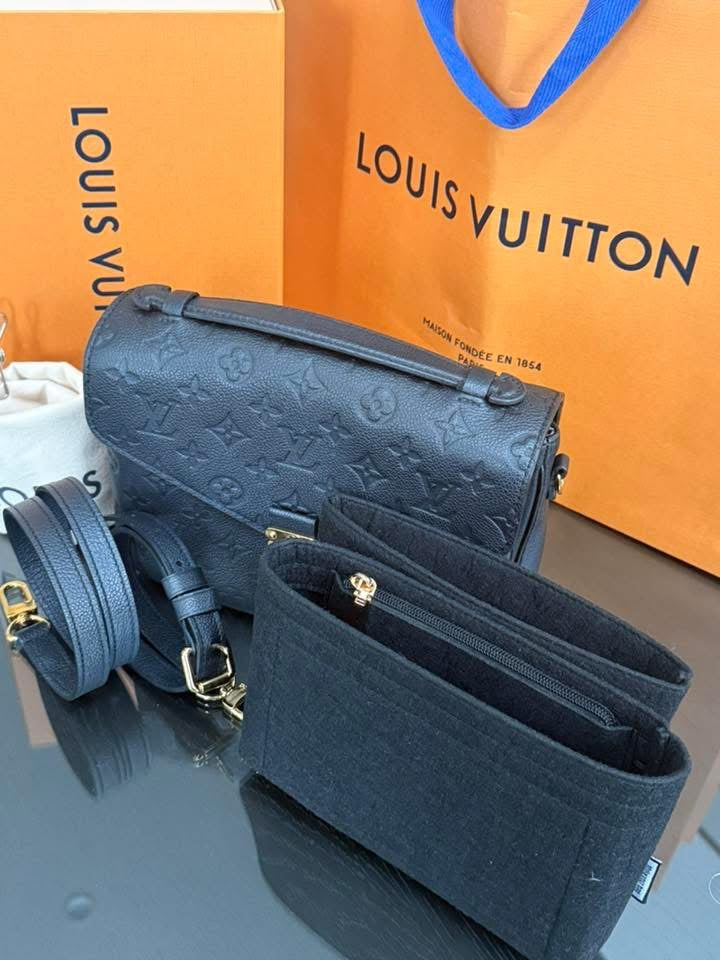 Pochette Metis Empreinte Noir in Black (Microchipped with Complete Inclusions) 💐🌸