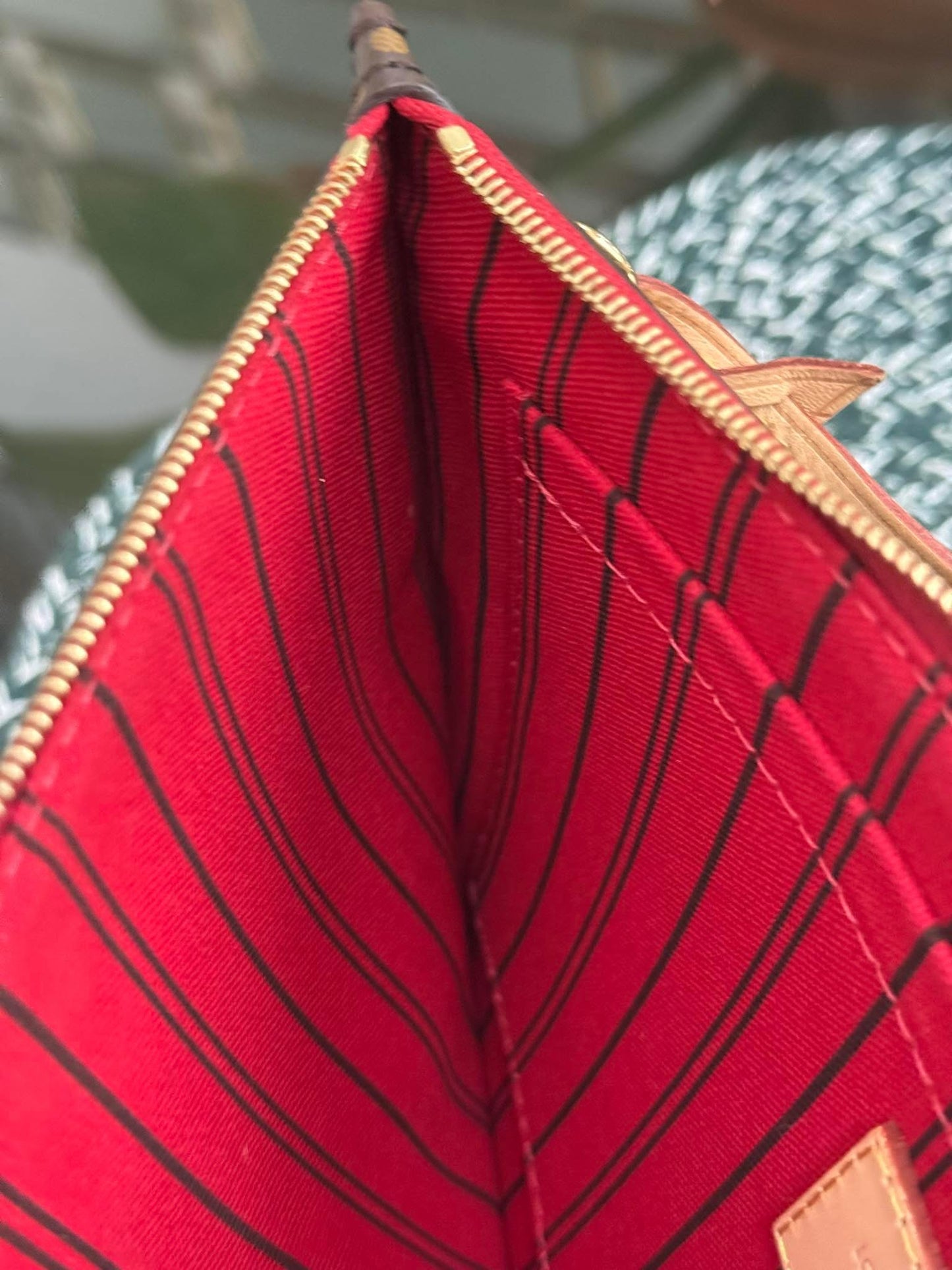 Neverfull MM/GM Pouch in Cerise 🗓️Microchip & Authenticated