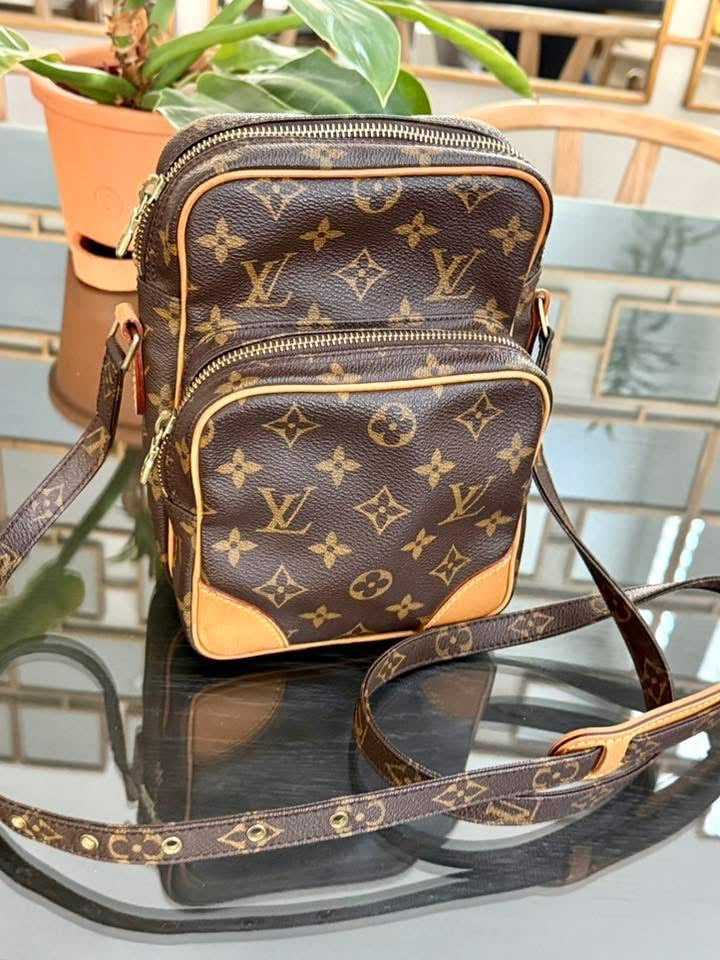 Amazon Crossbody Bag 🗓️ Year: 2000