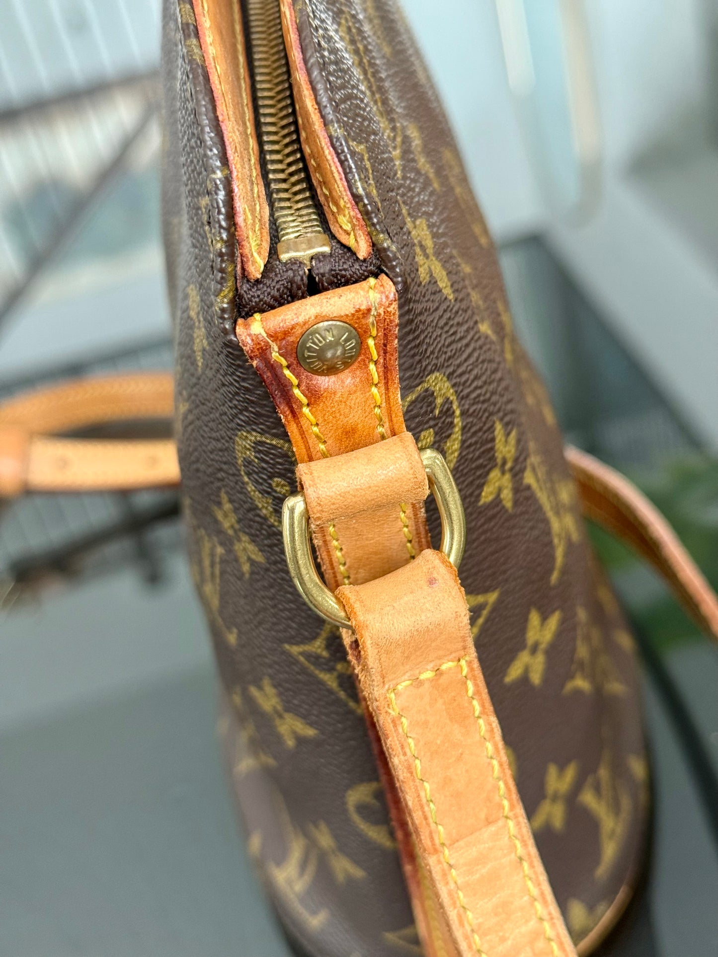 Drouot Crossbody 📅 Year: 1997