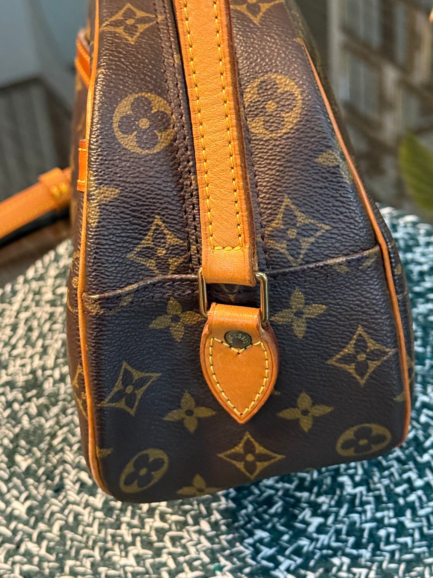 Blois Crossbody -🗓️ Year: 1995