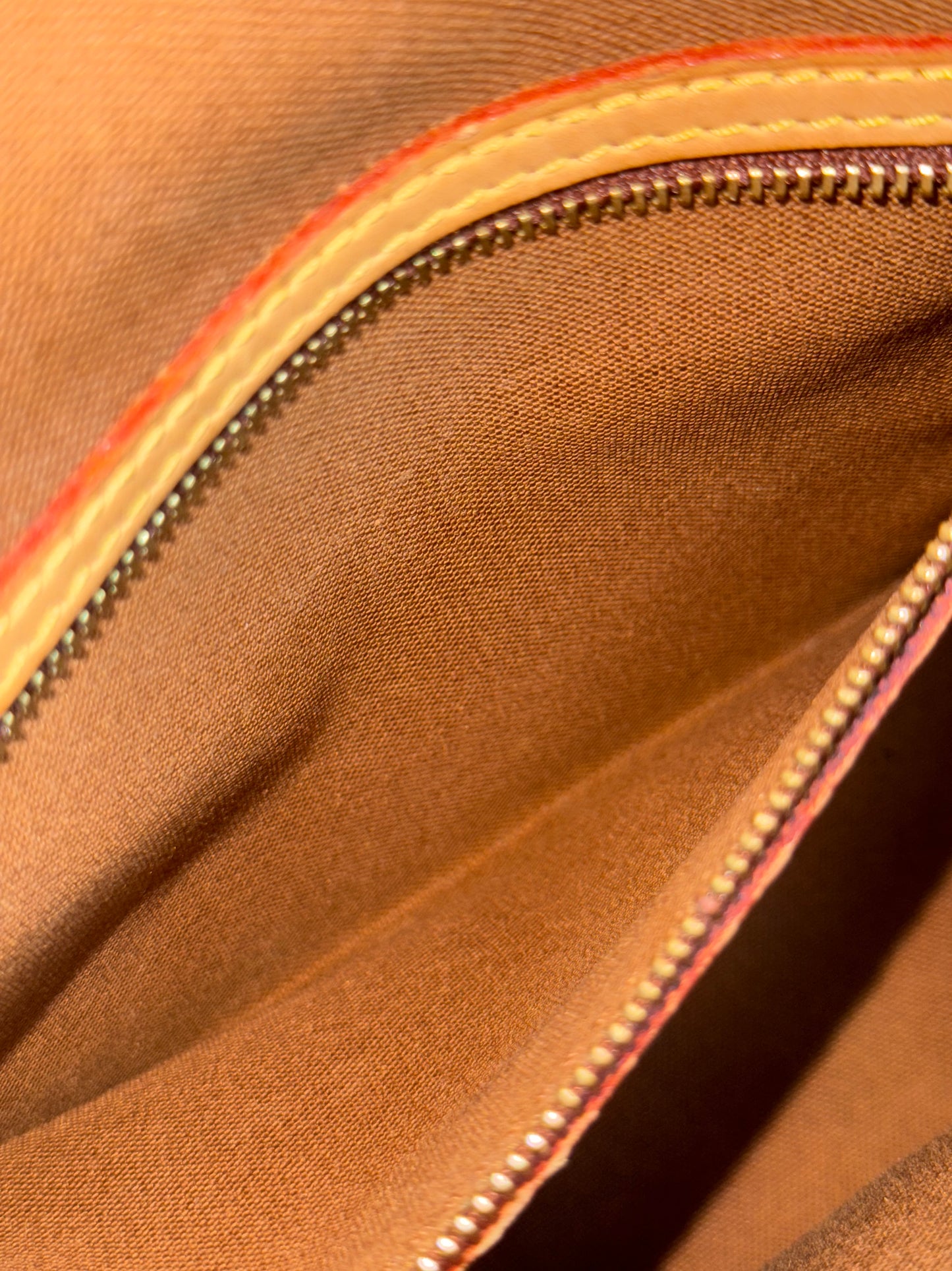 Sologne Crossbody 📅 Year: 2003