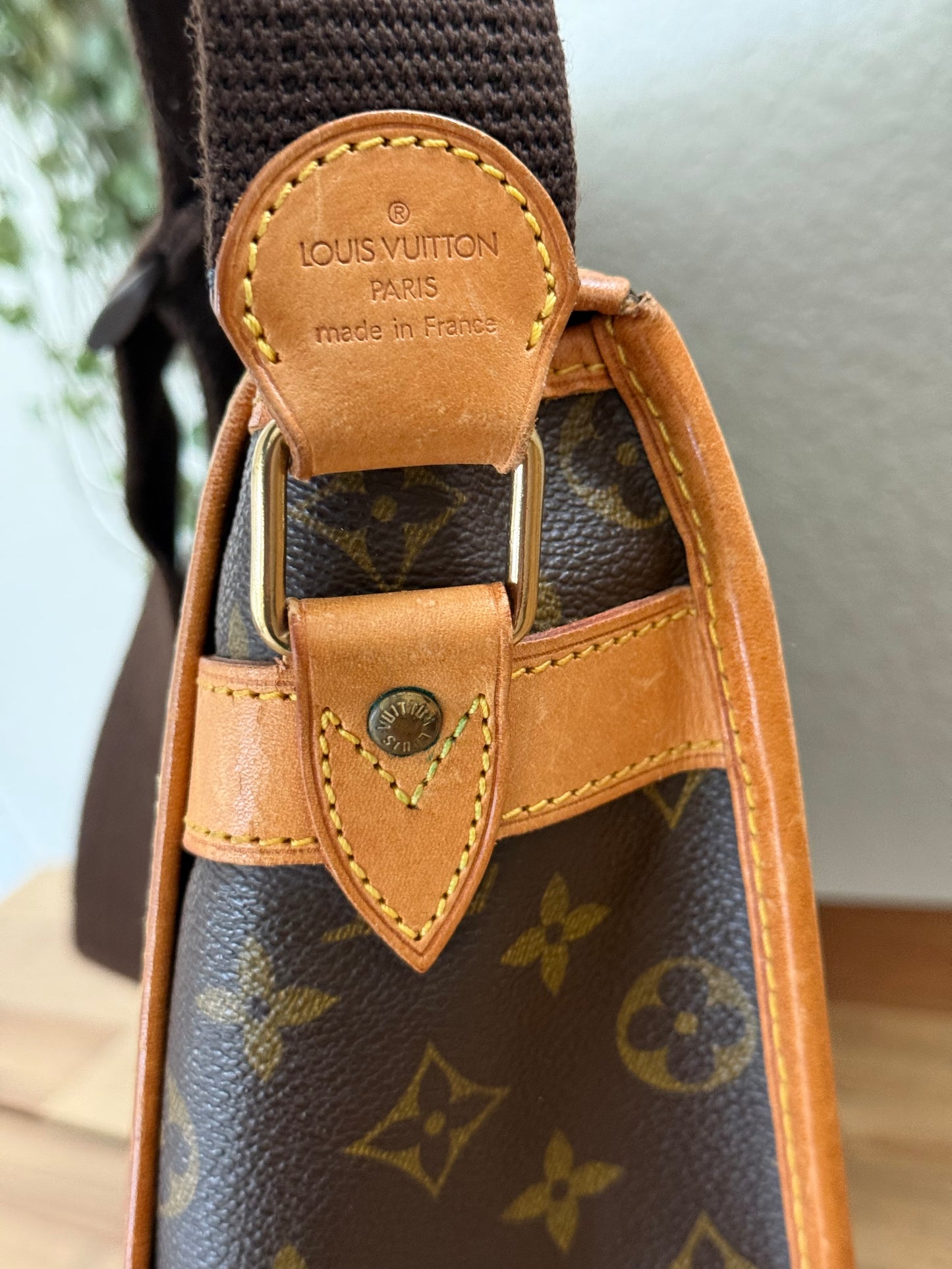 Gibeciere GM Crossbody - 📅 Year: 1997