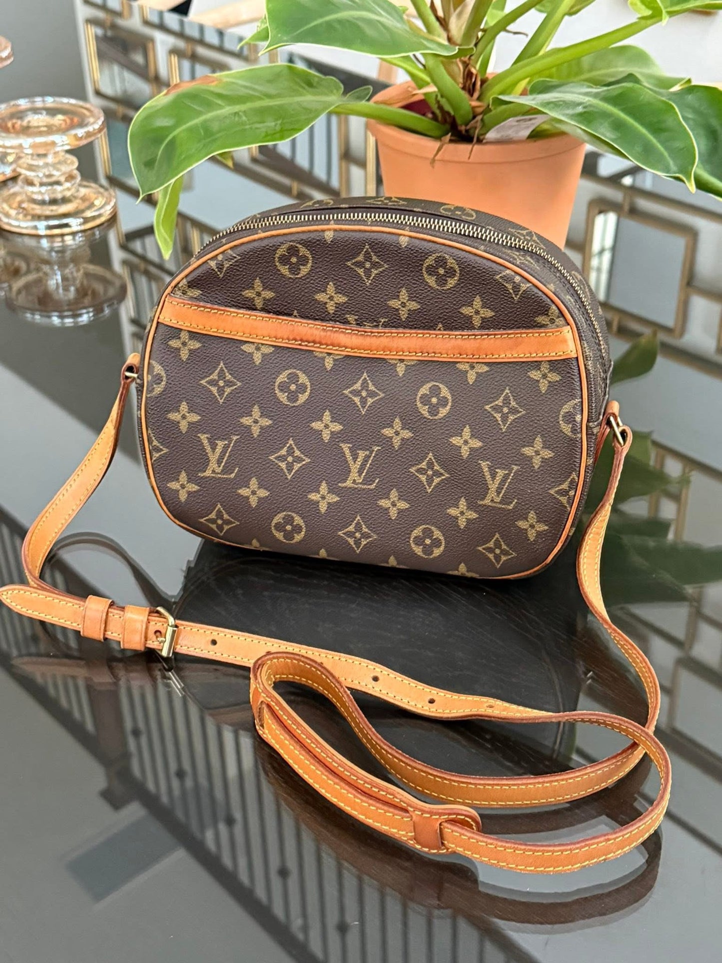 Blois Crossbody -🗓️ Year: 1995