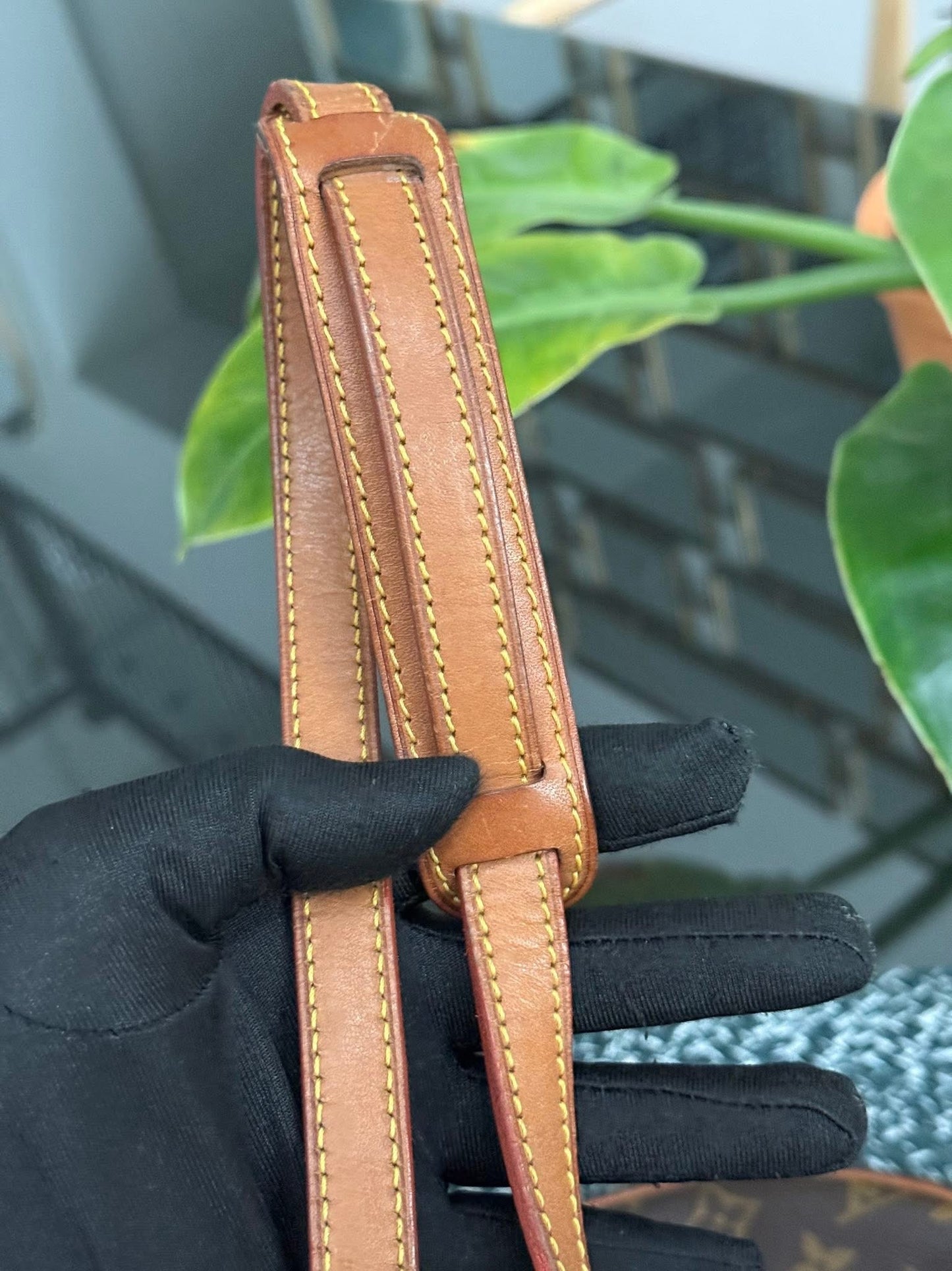 Senlis Crossbody - 🗓️ Year: 1991