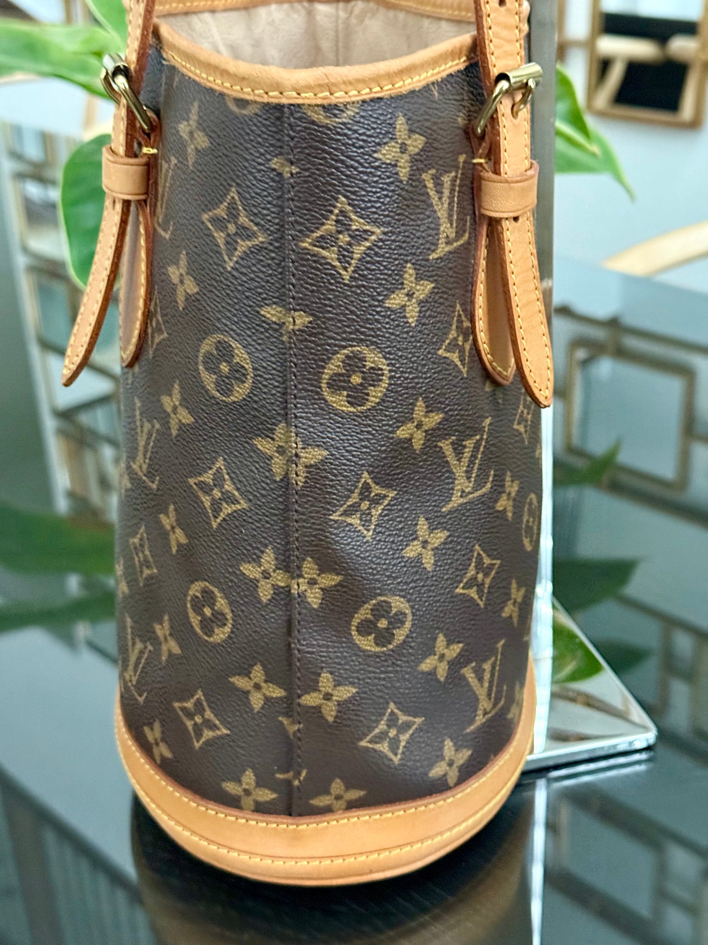 Petite Bucket in Monogram 🗓️ Year: 2000