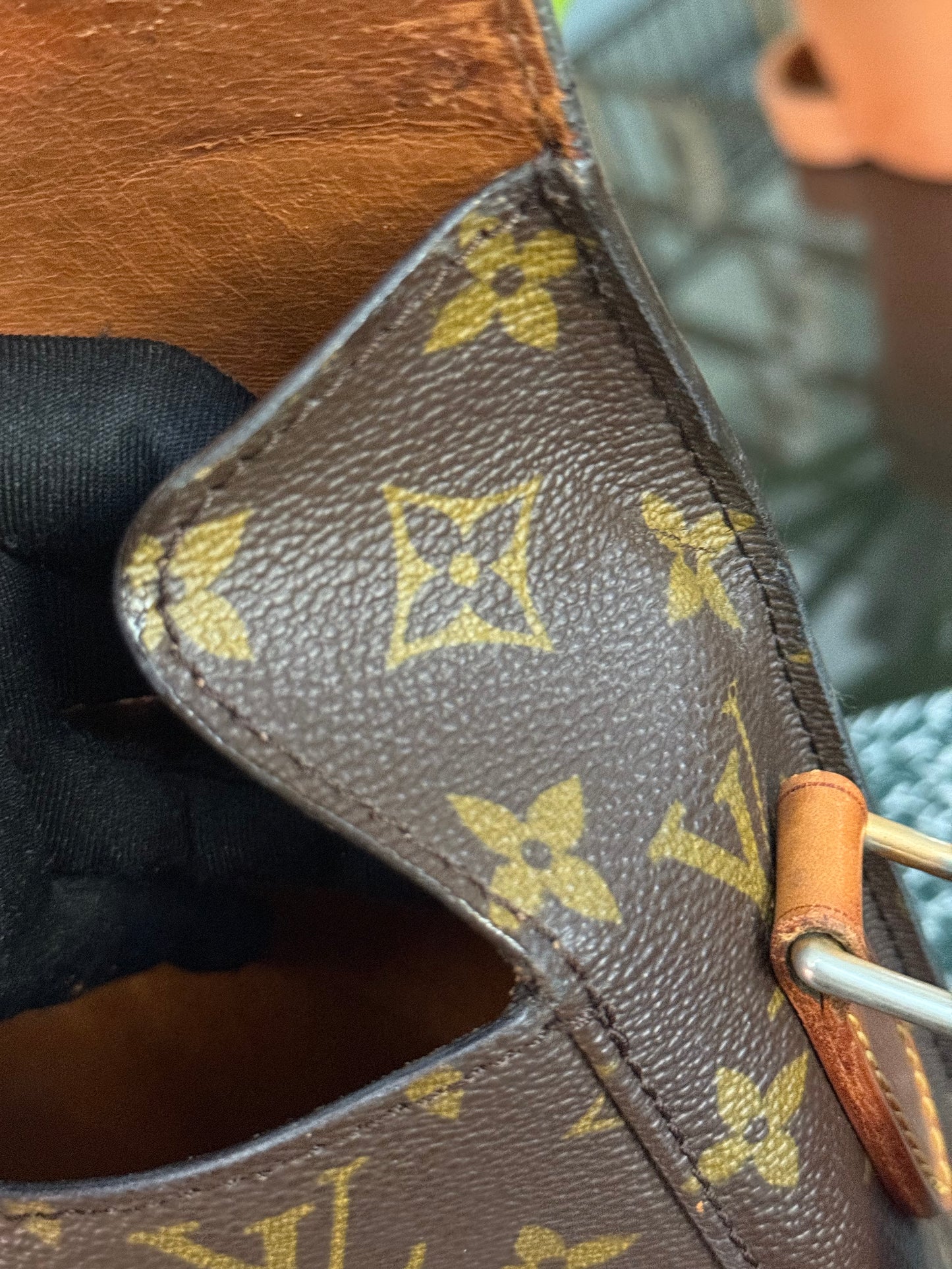 St. Cloud GM in Monogram 📅 Circa 80’s
💥No Peeling and No Stickiness💥
