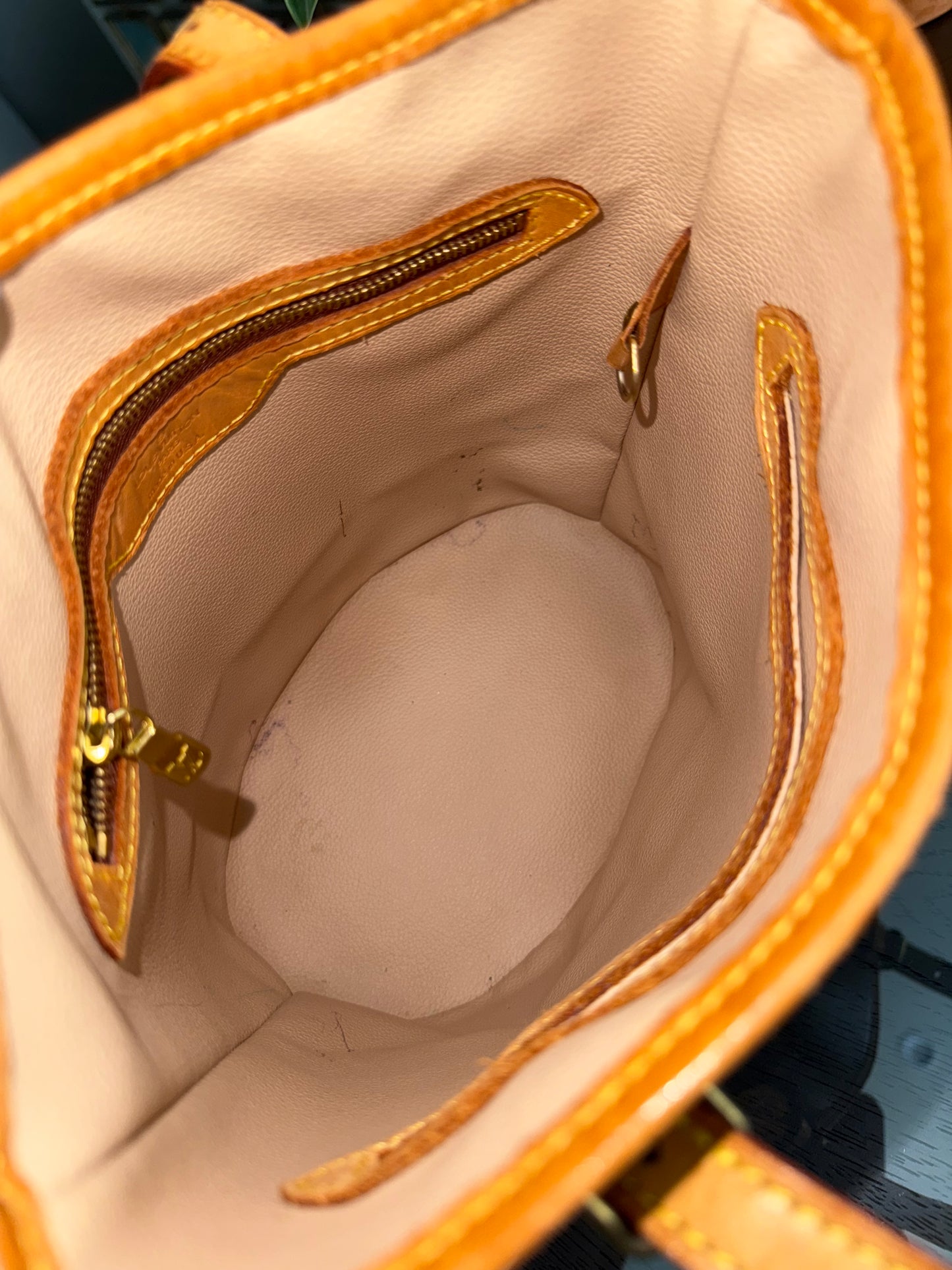 Petite Bucket in Monogram 🗓️ Year: 2003