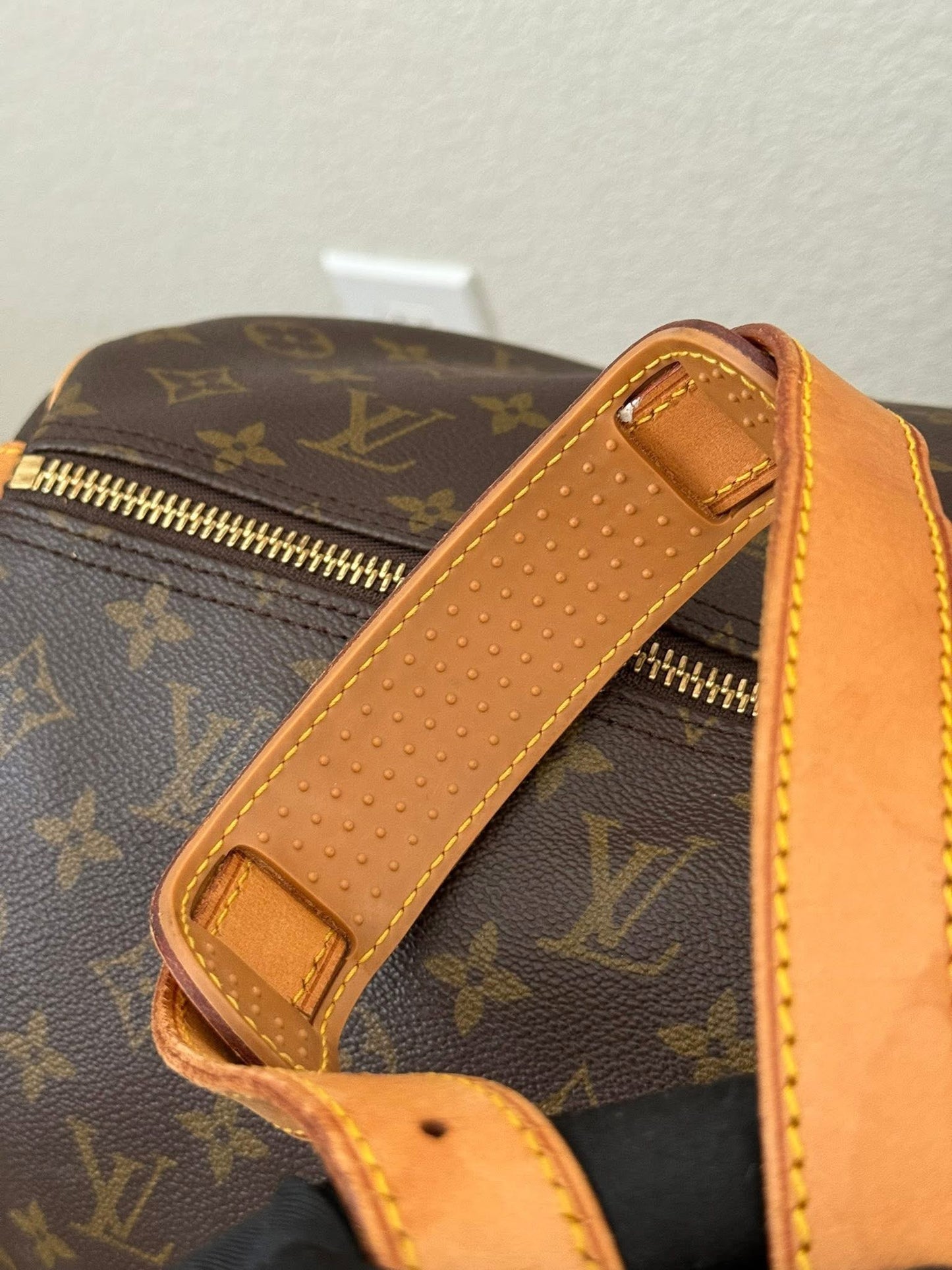 Keepall 60 Bandoulier with Original Strap, Luggage Tag and Poignet 📅 Year: 1991