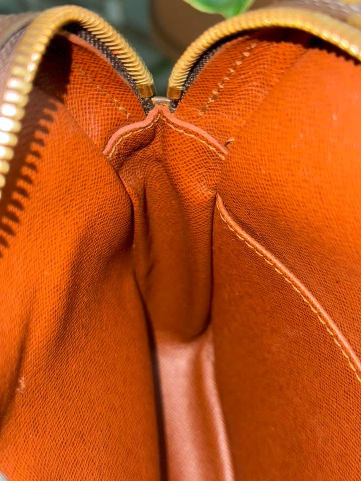 Amazon Crossbody Bag 🗓️ Year: 2000