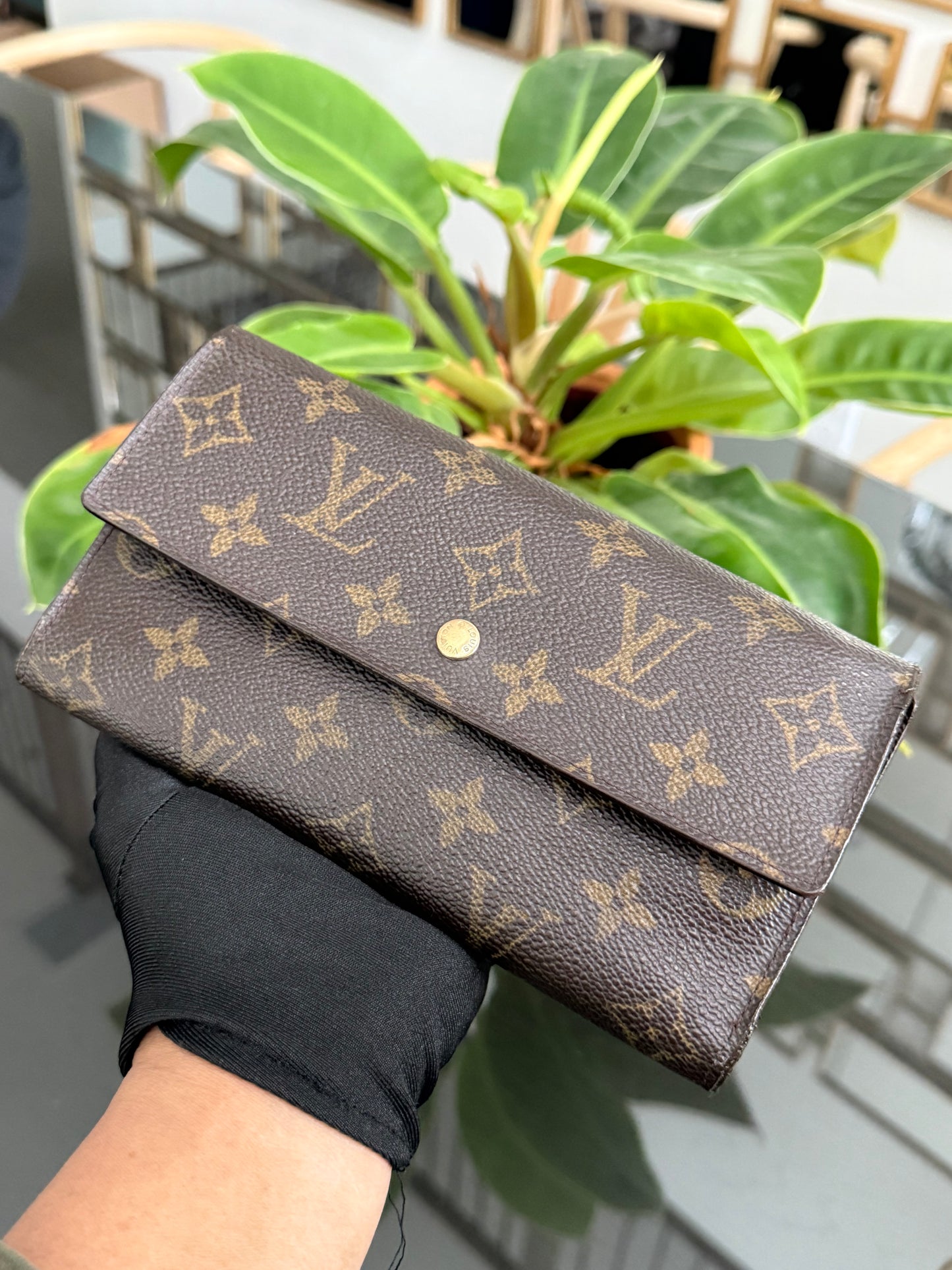 International Wallet with 8 Cardholders 🗓️ Year: 2000
