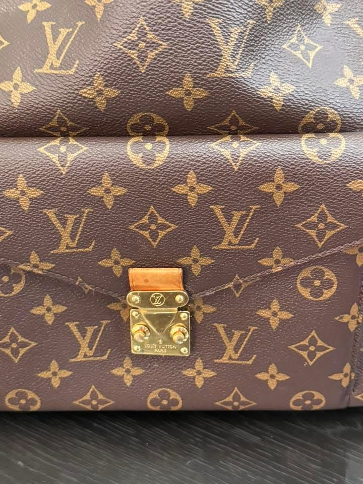 Hobo Metis in Monogram with Original Strap and Dustbag 📅 Year: 2013
