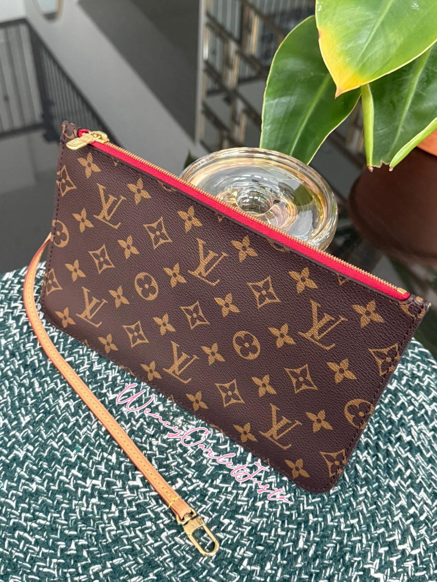 Neverfull MM/GM Pouch in Cerise 🗓️Microchip & Authenticated