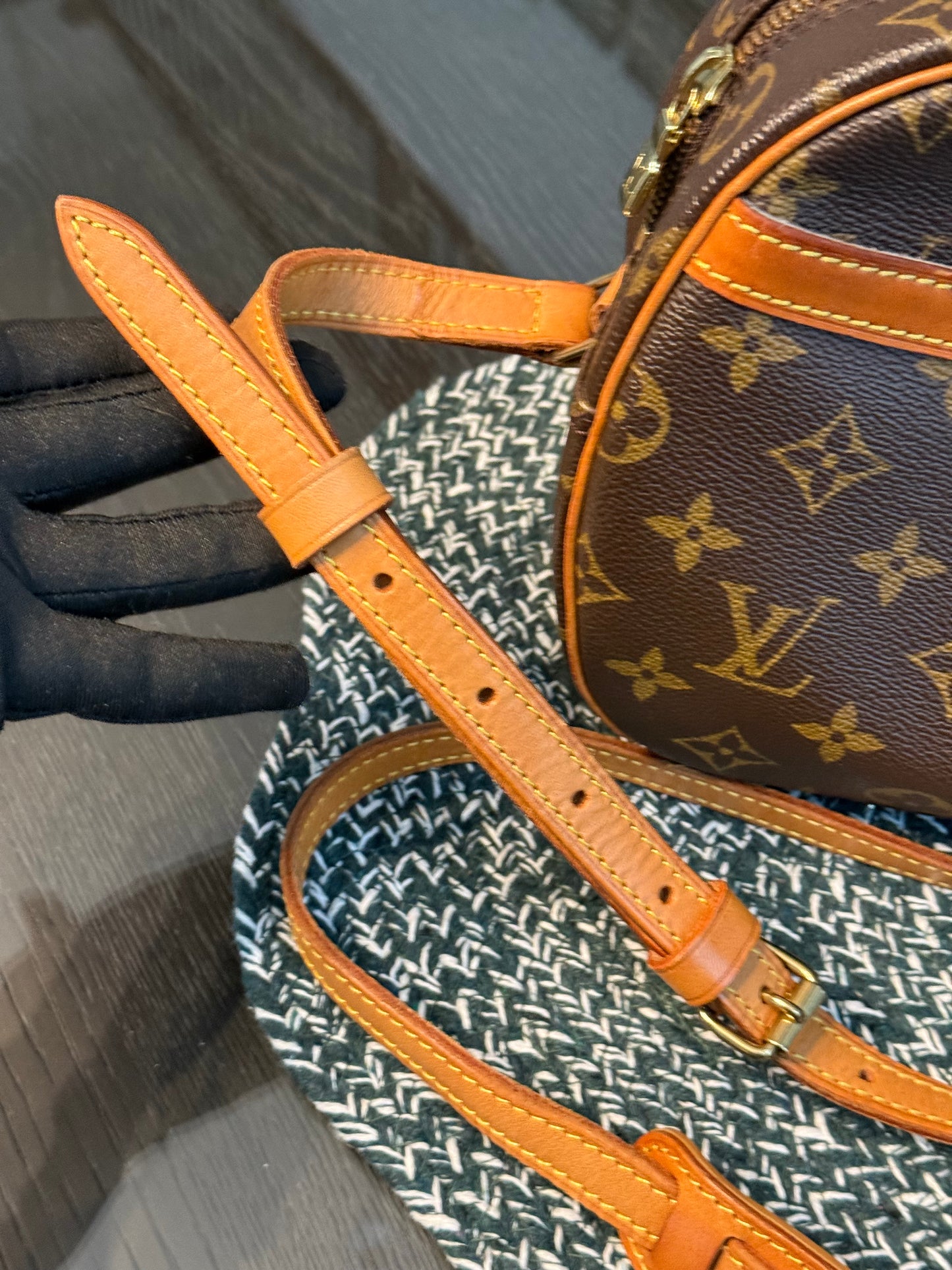 Blois Crossbody -🗓️ Year: 1995