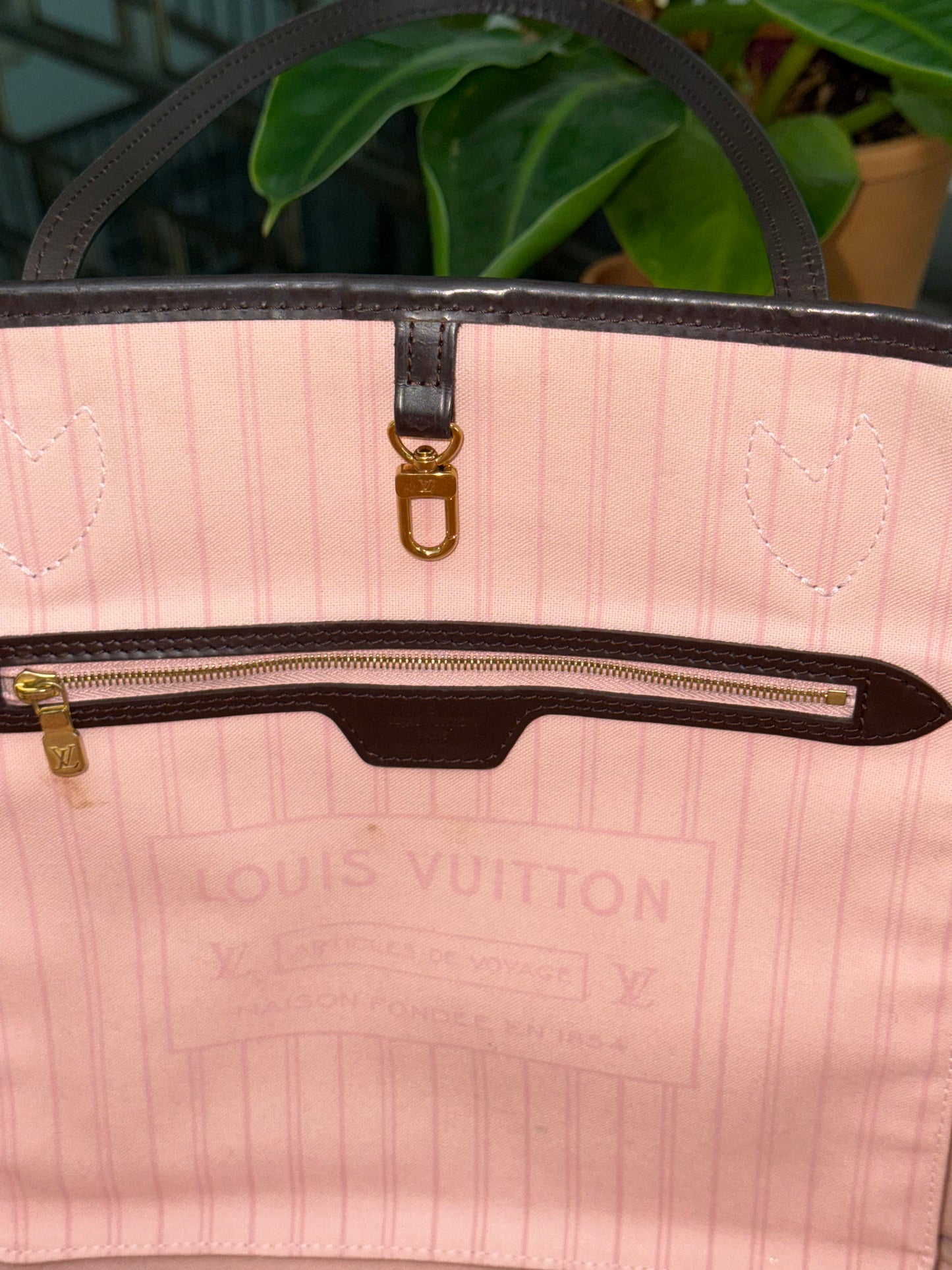 Neverfull MM in Rose Ballerine interior with Dustbag - Microchip