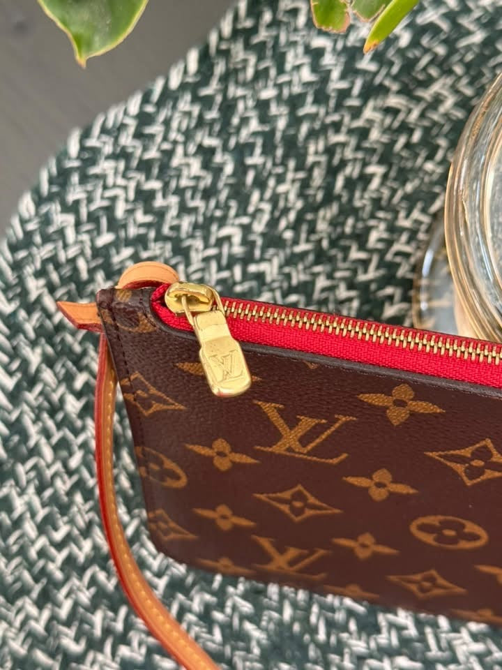 Neverfull MM/GM Pouch in Cerise 🗓️Year 2019