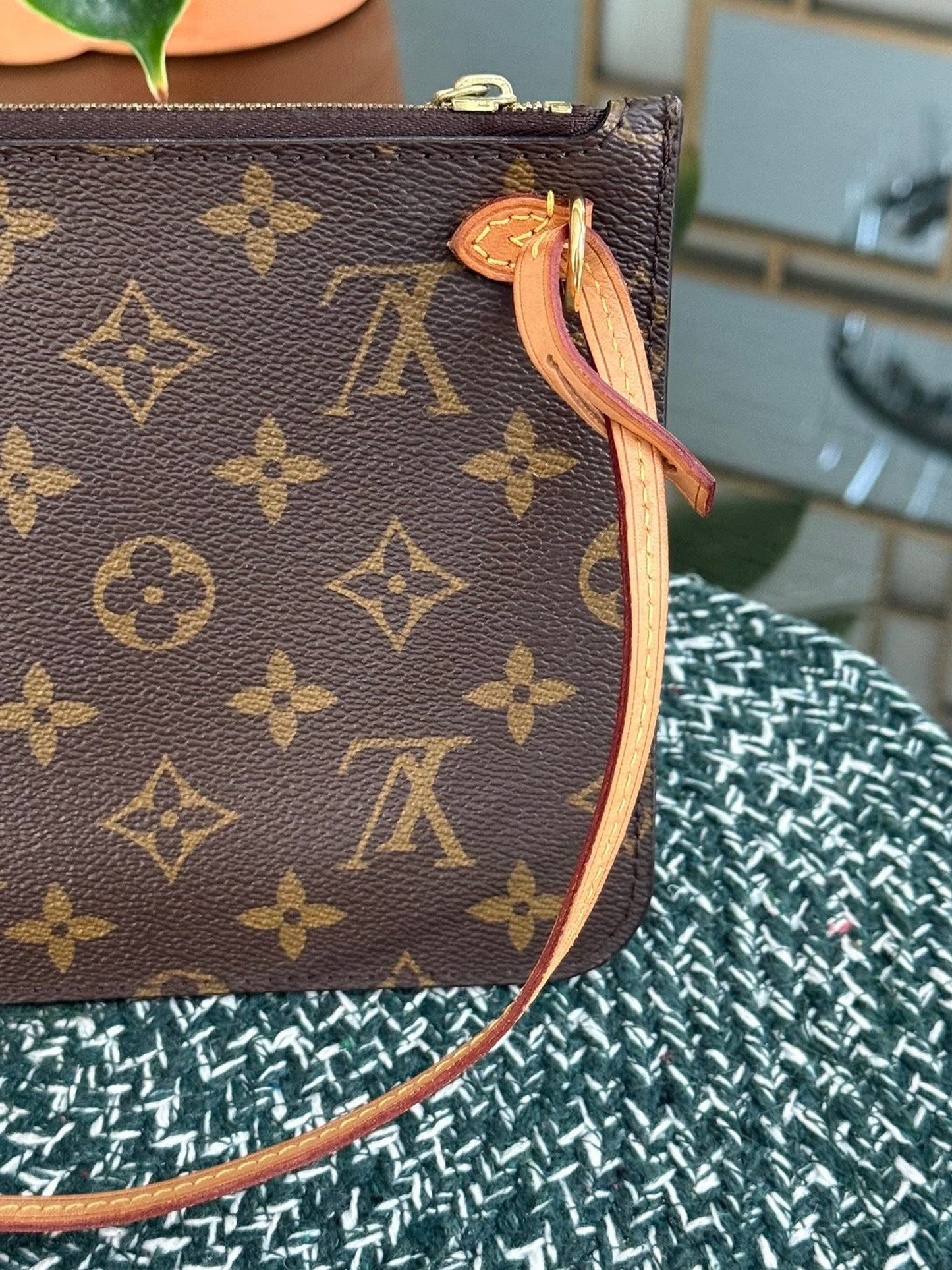 Neverfull MM/GM Pouch with Wriststrap 🗓️ Year: 2021